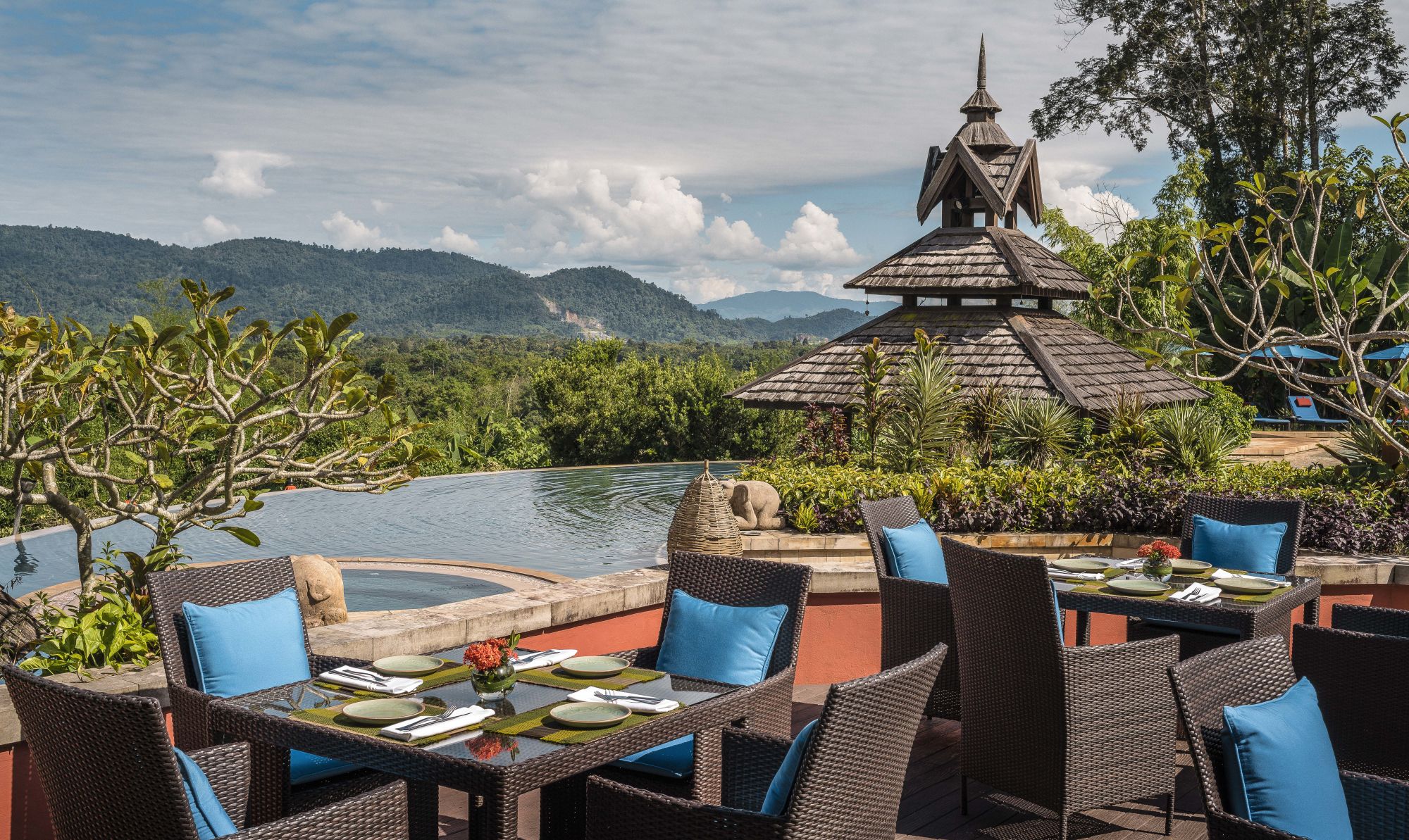 Anantara Golden Triangle Elephant Camp & Resort à Triangle d'Or: Poolside Dining