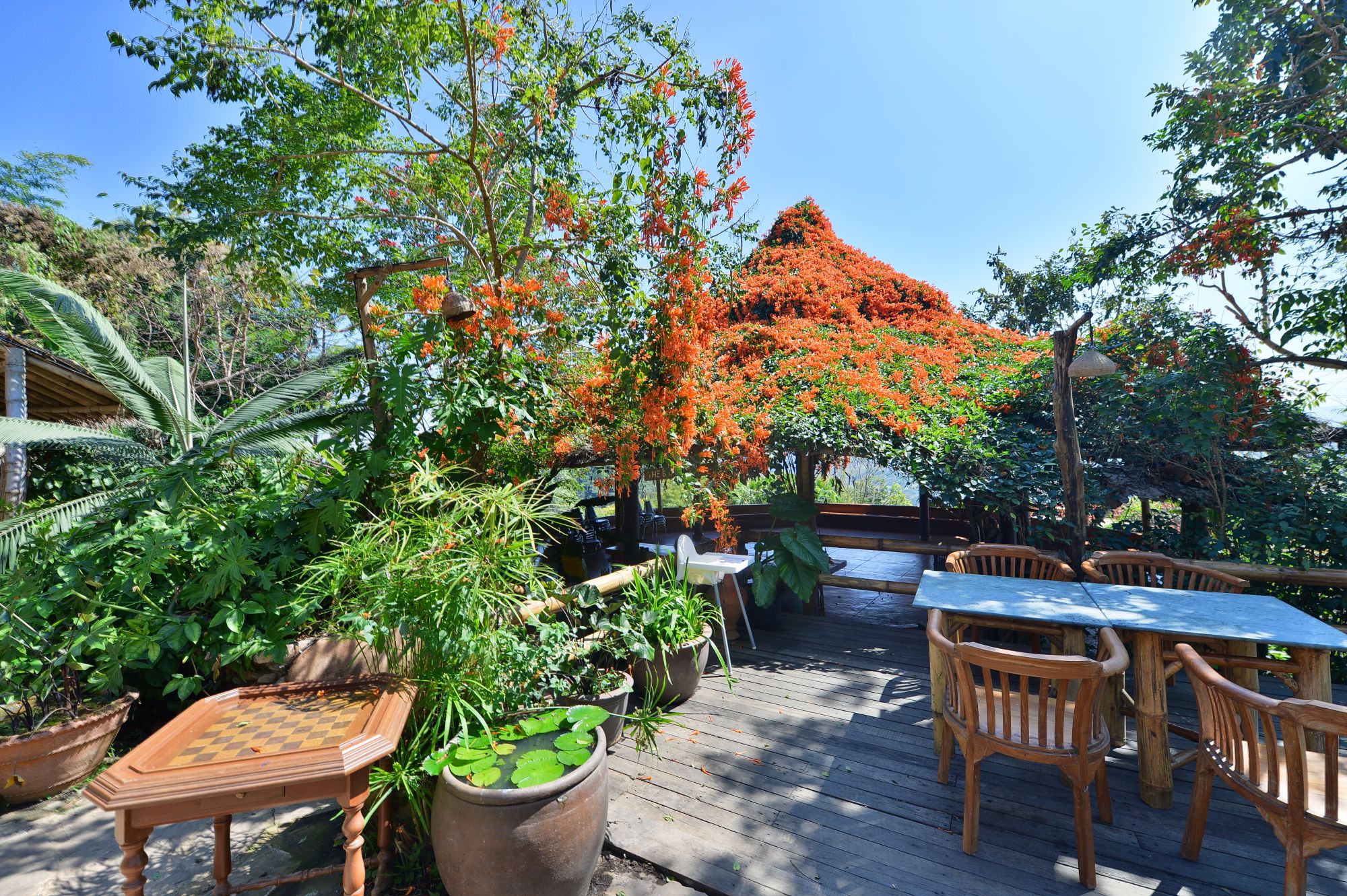 Phu Chaisai Mountain Resort in Mae Chan: Restaurant outside area