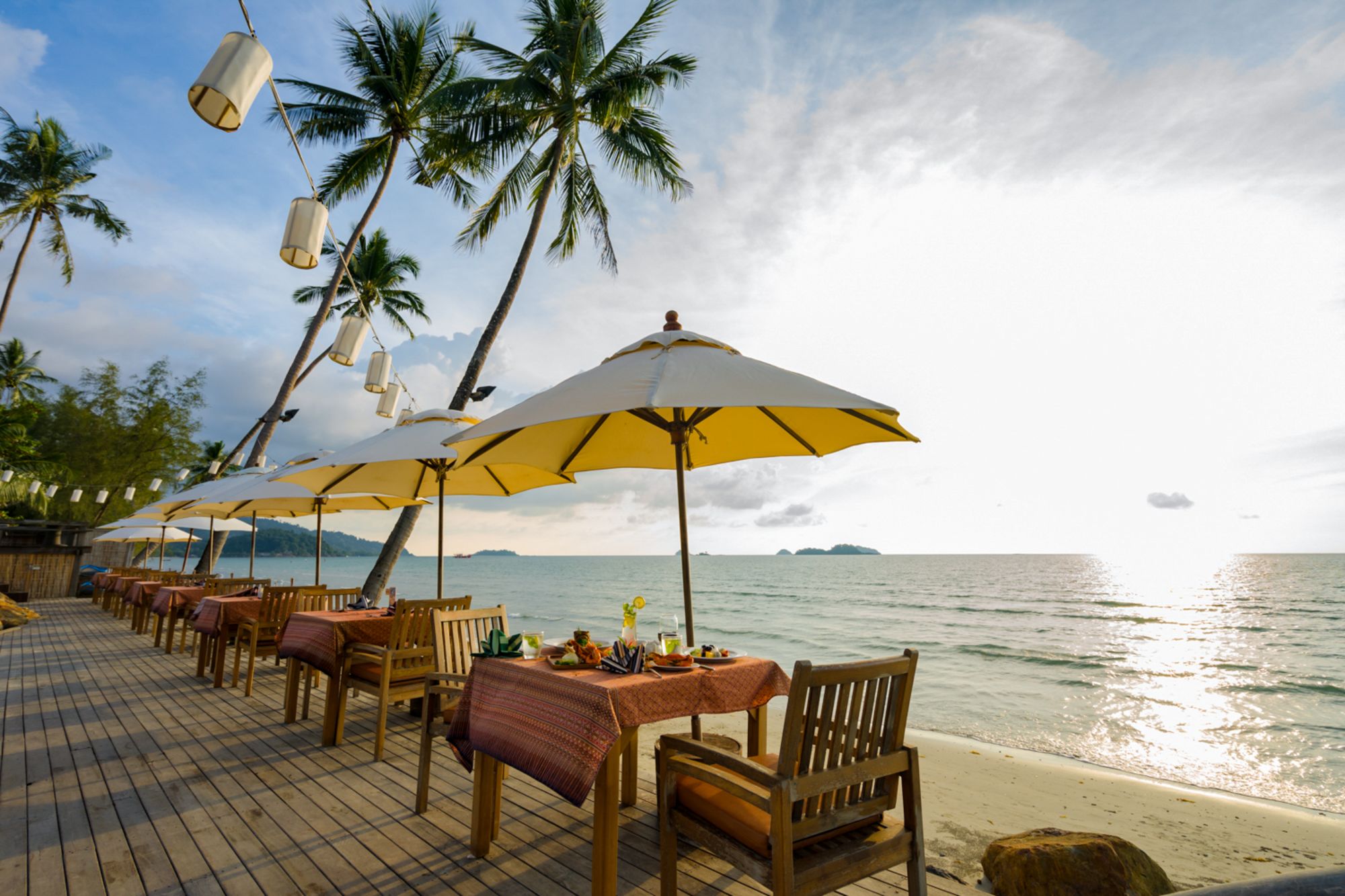Santhiya Tree Koh Chang Resort à Ko Chang: By the Sea Restaurant & Bar