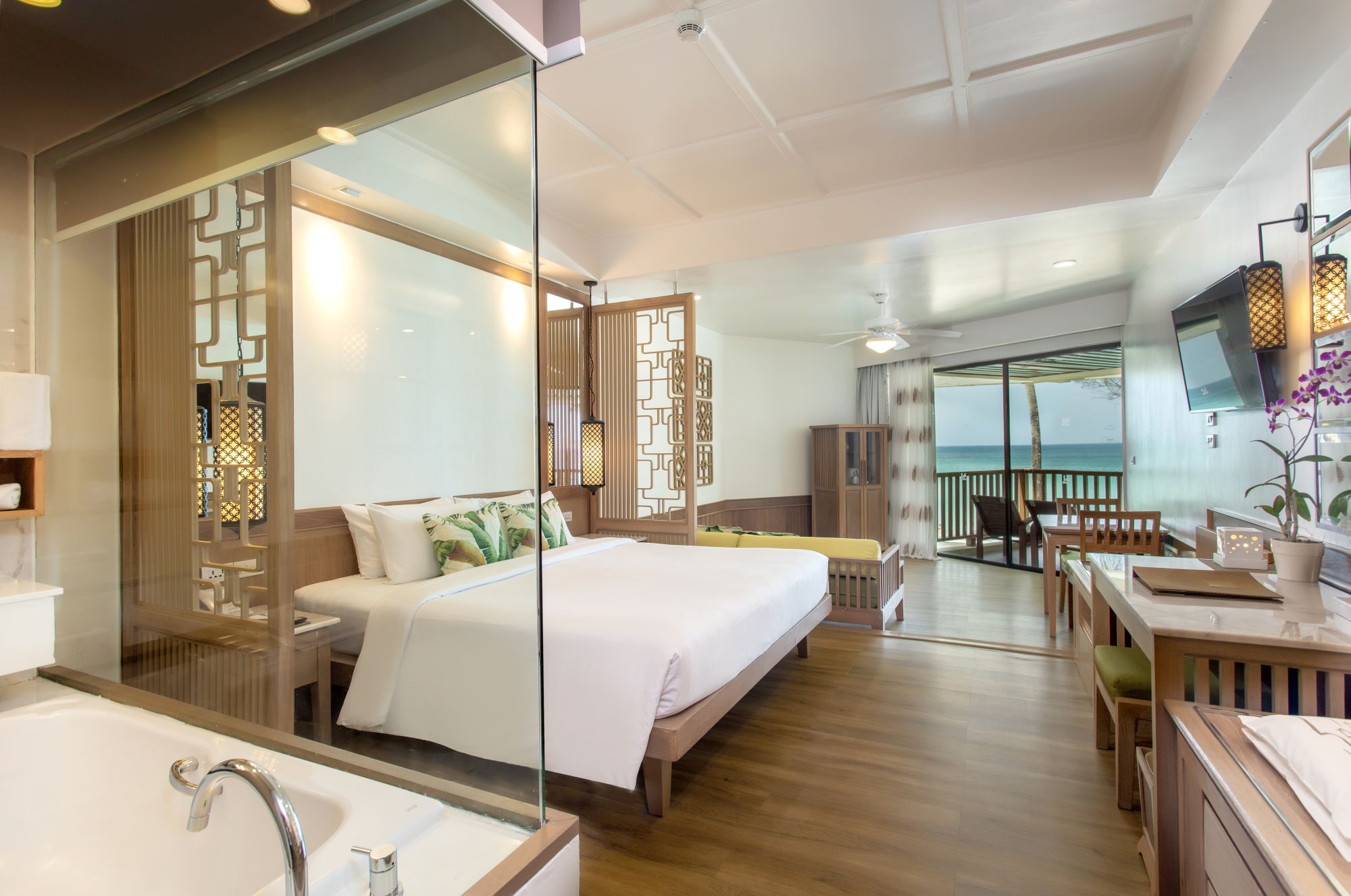 Katathani Phuket Beach Resort: Junior Suite Oceanfront (Thani Wing)