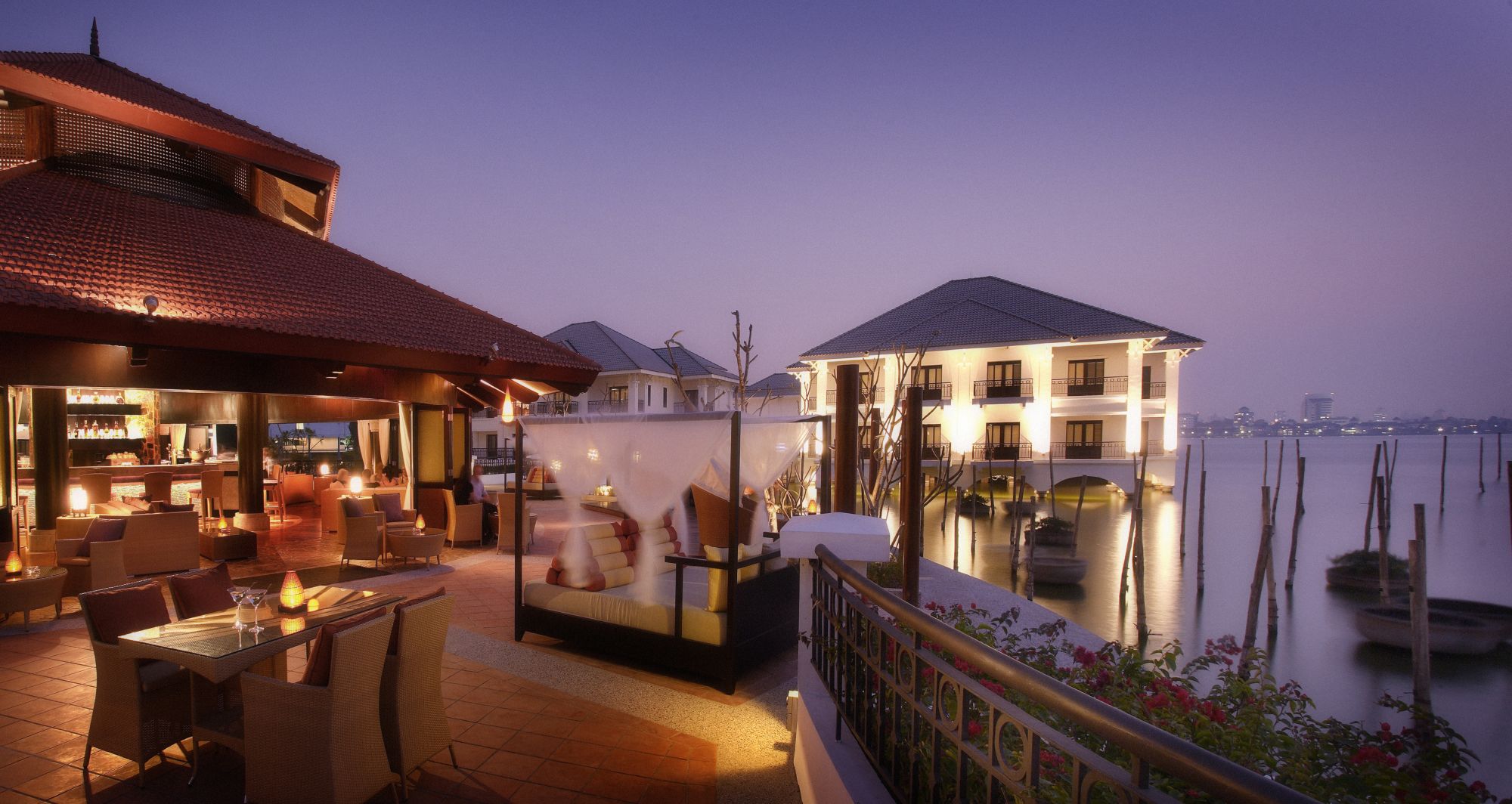InterContinental Hanoi Westlake: beach: f&b: Sunset Bar