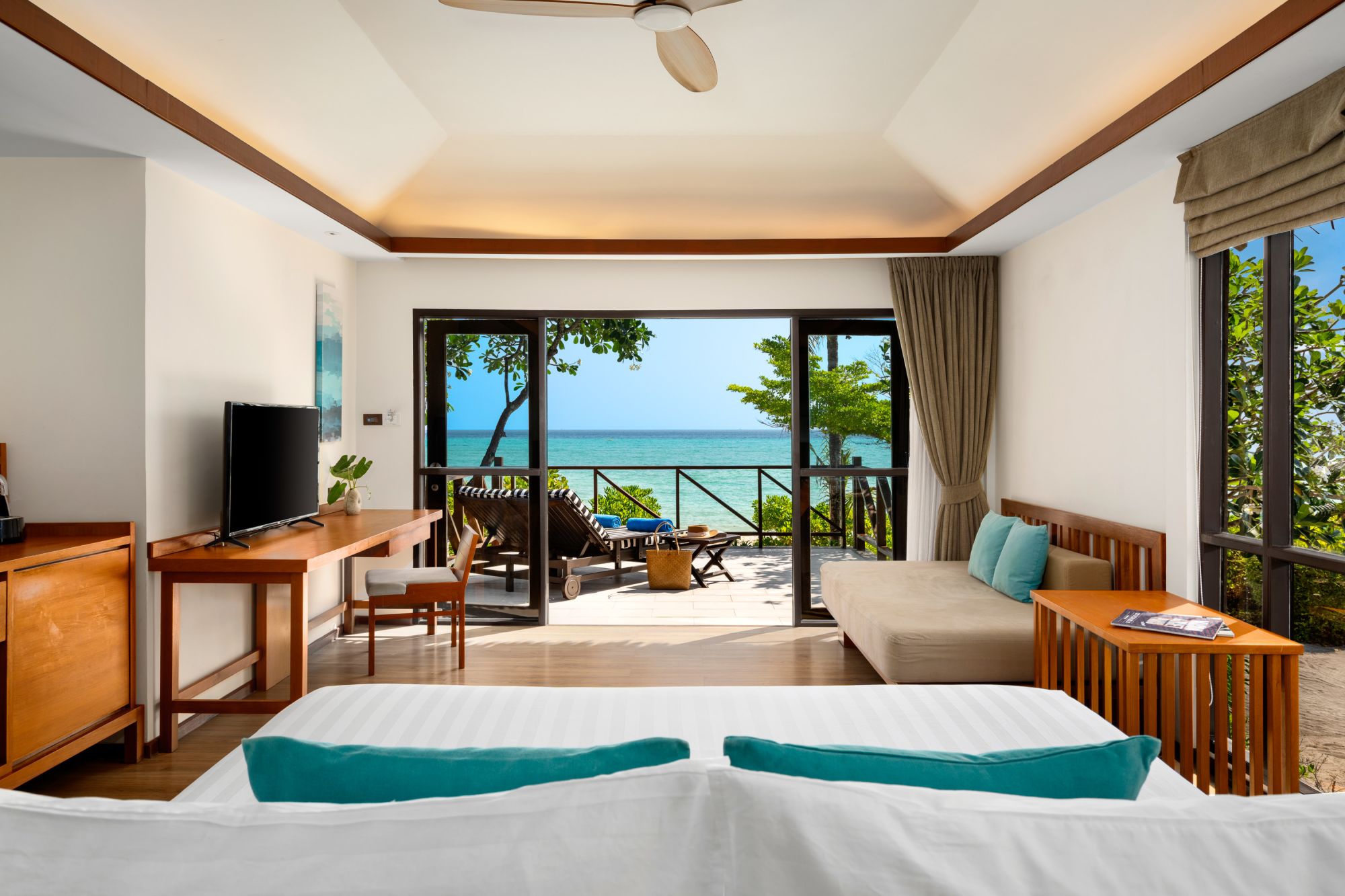 SAii Phi Phi Island Village in Ko Phi Phi: Beachfront Junior Suite