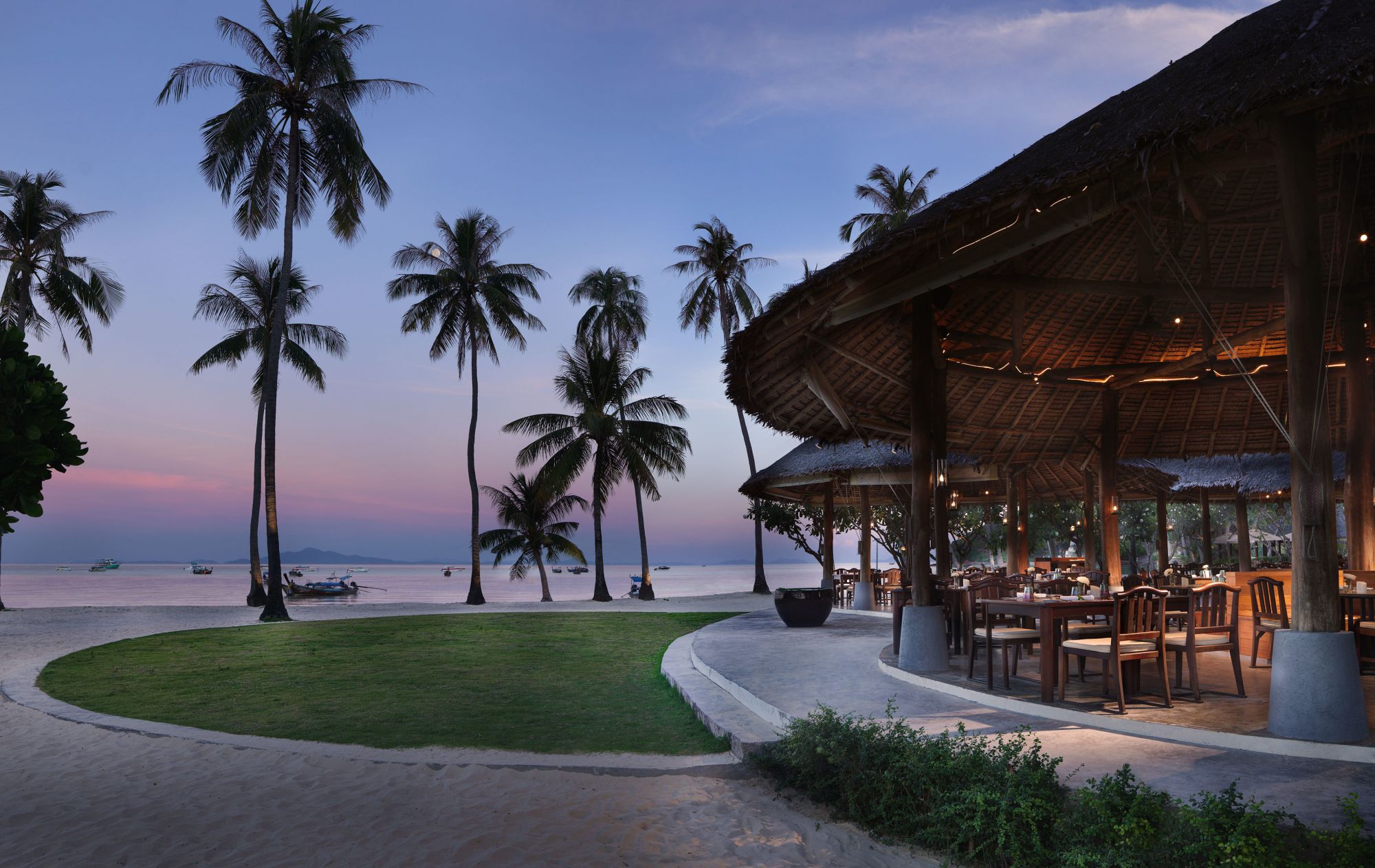 SAii Phi Phi Island Village in Ko Phi Phi: Api Restaurant & Bar