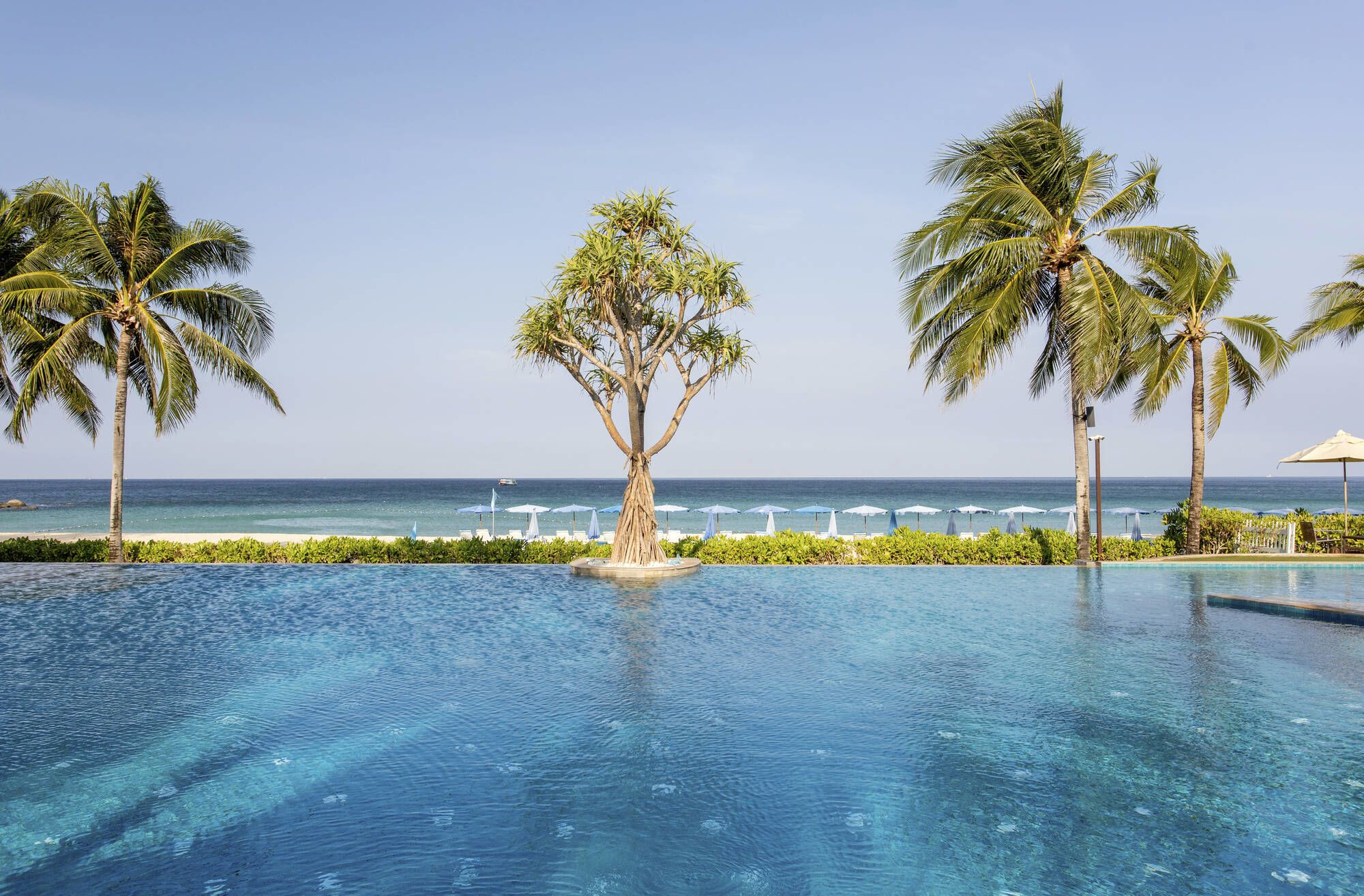 Katathani Phuket Beach Resort: Beach Club Pool