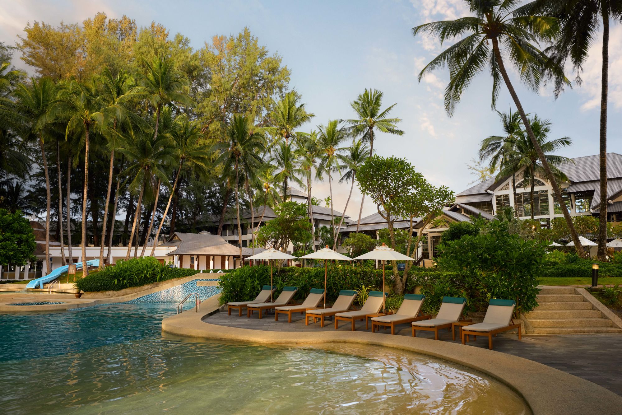 Dusit Thani Laguna Phuket: Pool Lounge Area