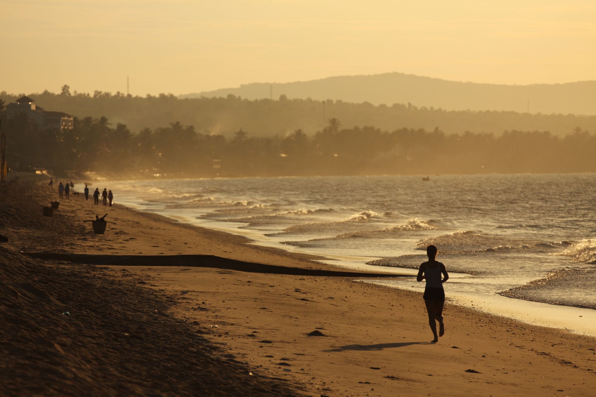 Blue Ocean Resort in Phan Thiet: Jogging on the Beach