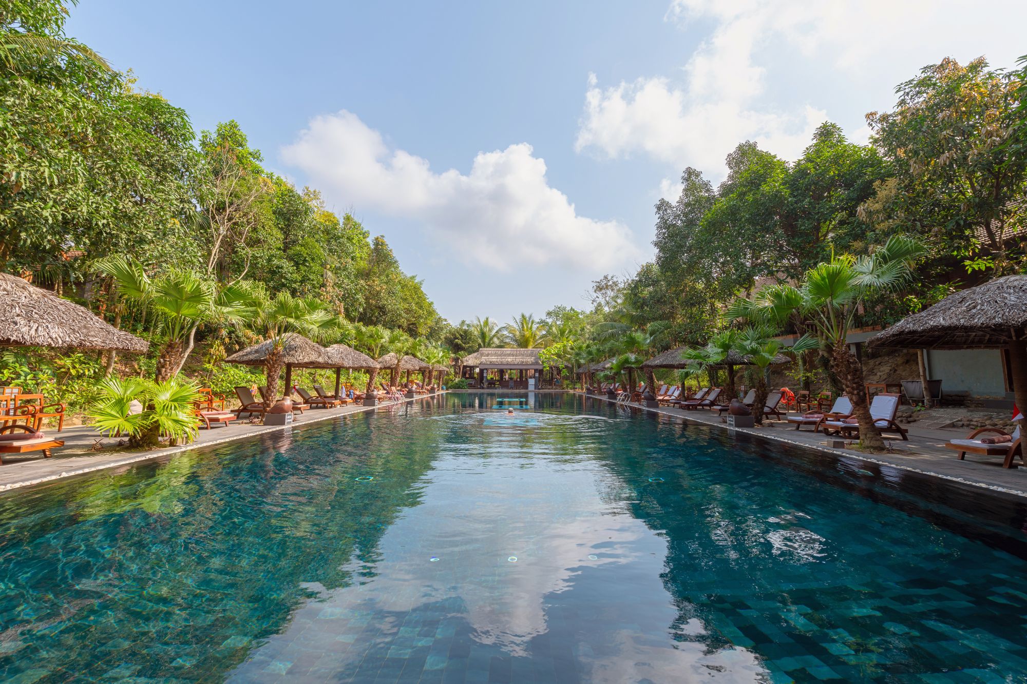 Pilgrimage Village à Hué:  Slope-swimming-pool