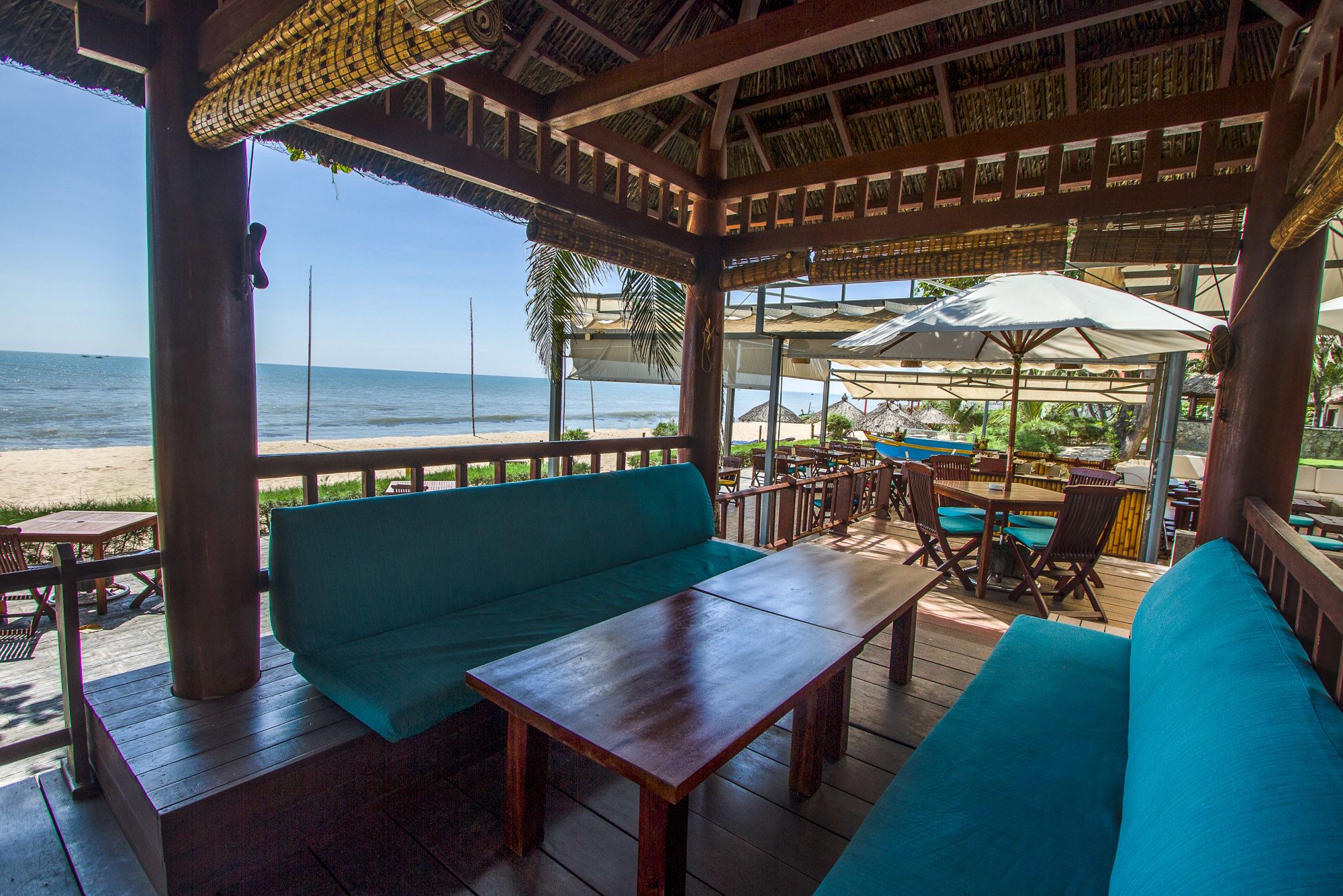 Blue Ocean Resort in Phan Thiet: Beach upper deck sala