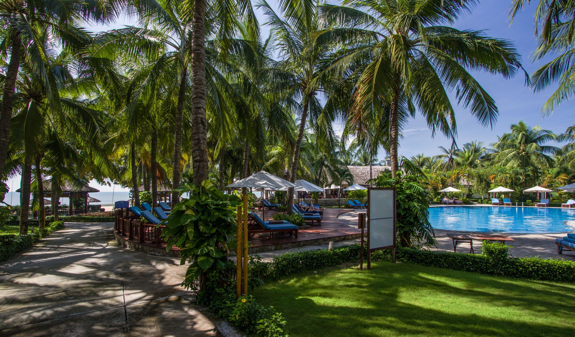 Blue Ocean Resort in Phan Thiet: path to beach or pool
