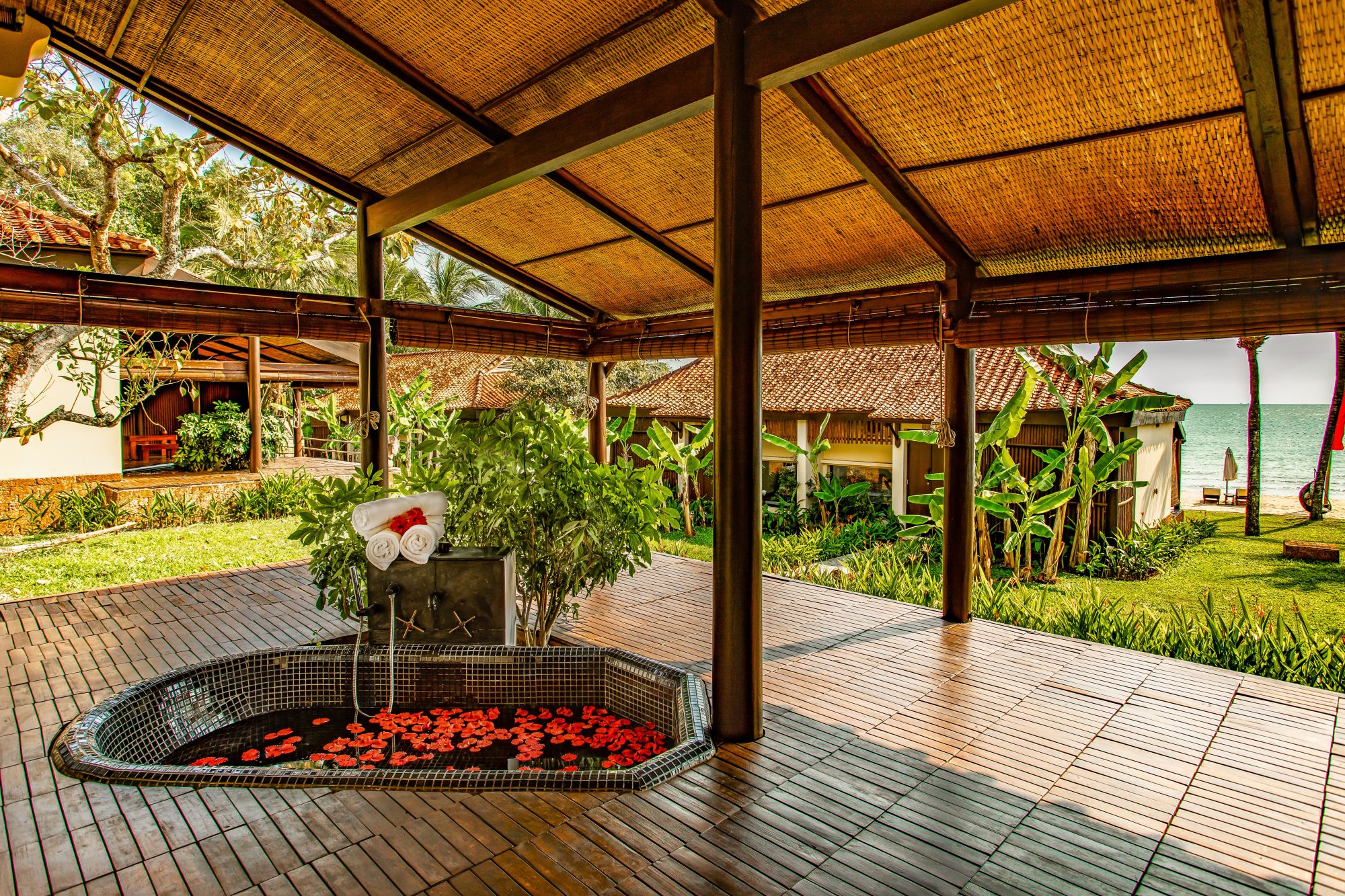 Chen Sea Resort & Spa in Phu Quoc: Seaview Villa | Bathtub