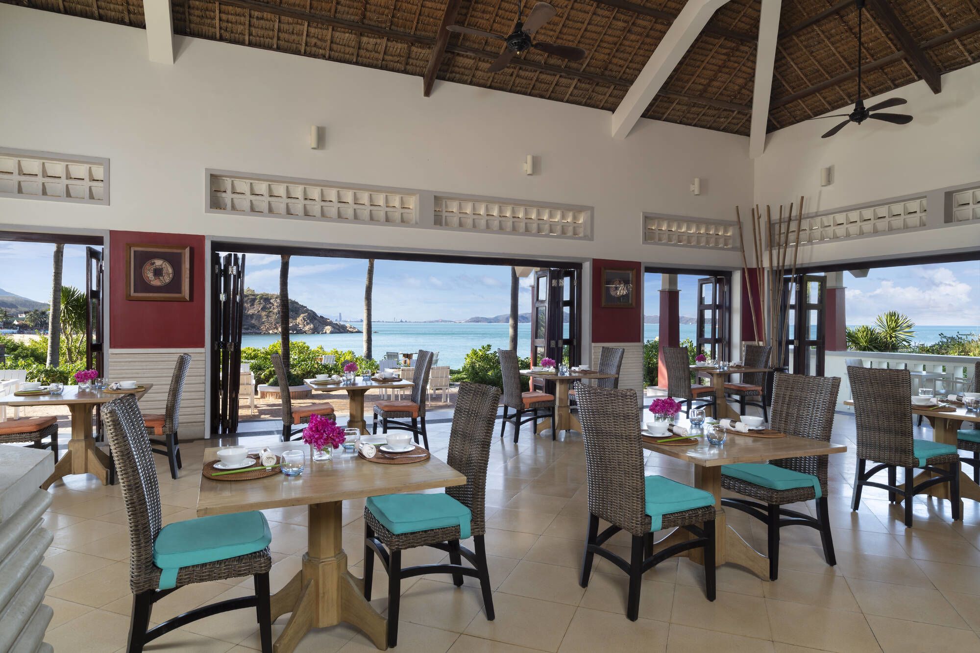 Avani Quy Nhon Resort: Tre Restaurant inside