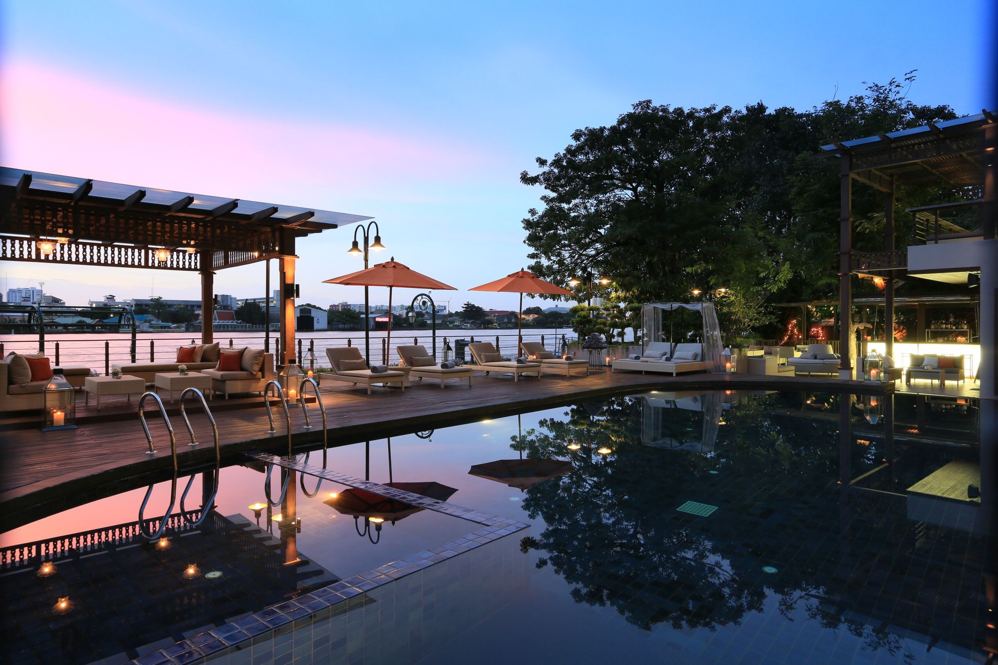 Riva Surya à Bangkok: Swimming Pool Sunset