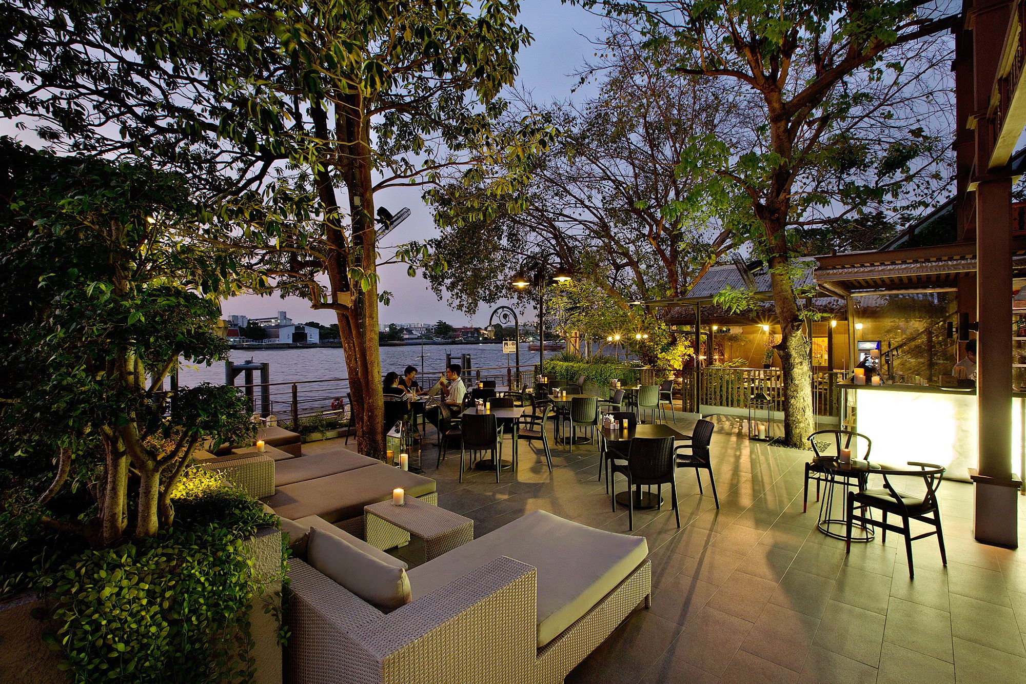 Riva Surya à Bangkok: Garden Restaurant