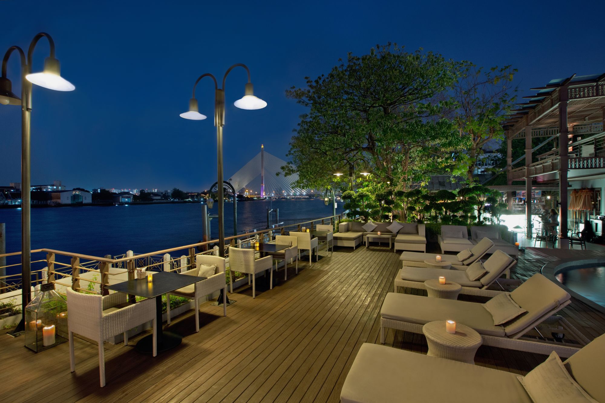 Riva Surya à Bangkok: Deck beside the pool