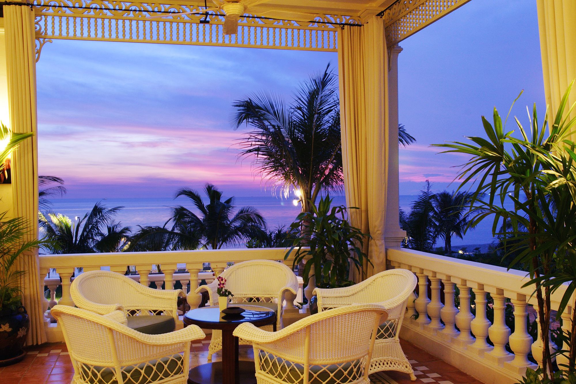 La Veranda Resort in Phu Quoc: beach: f&b: Corner of Sunset bar