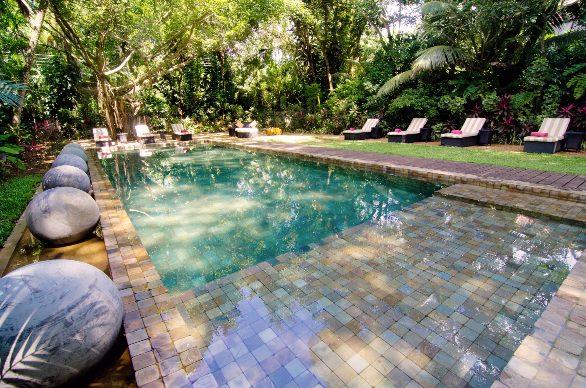 Wallawwa in Colombo: Gardens & Pool