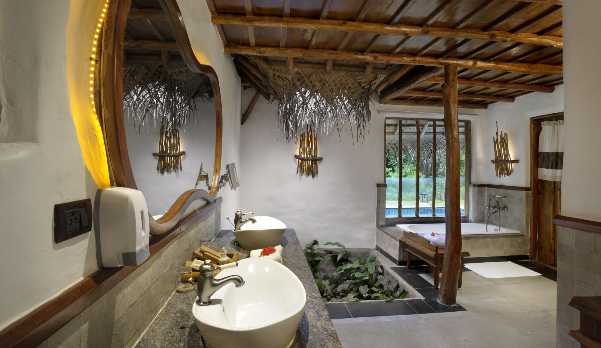 Evolve Back Kuruba Safari Lodge in Nagarhole Nationalpark: Pool Hut | Bath