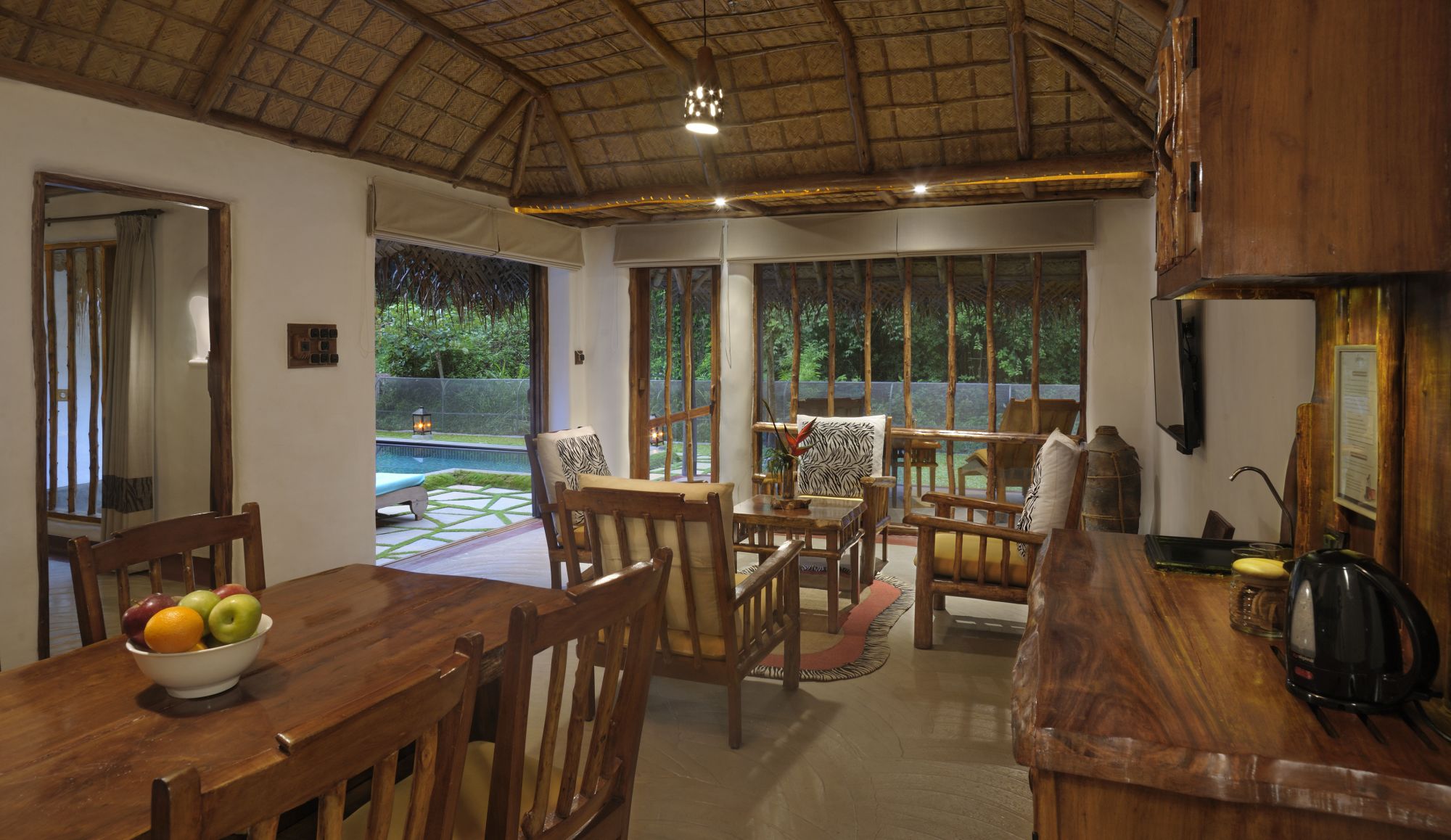 Evolve Back Kuruba Safari Lodge in Nagarhole Nationalpark: Pool Hut | Living-Room