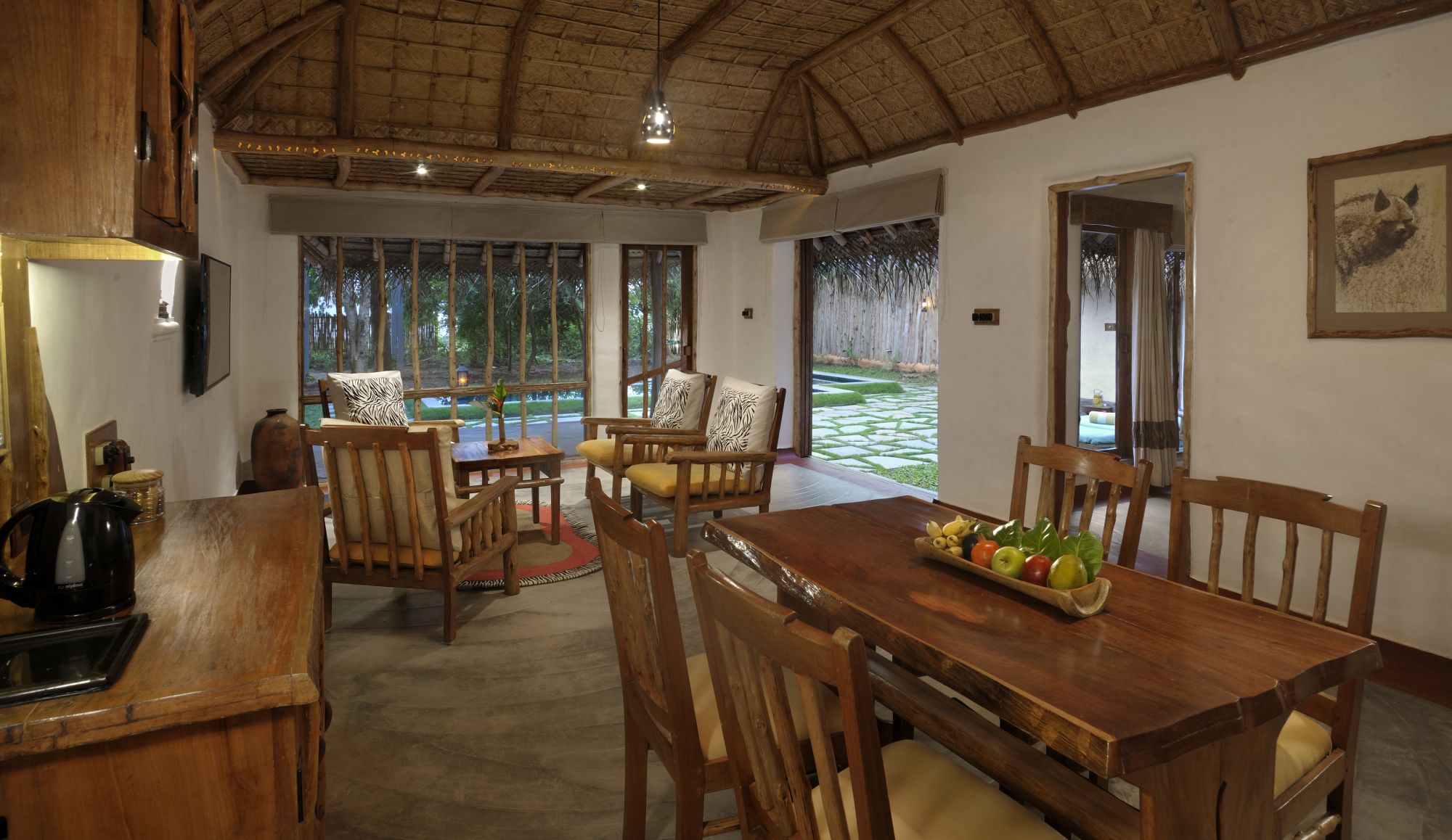 Evolve Back Kuruba Safari Lodge in Nagarhole Nationalpark: Pool Reserve | Living-Room
