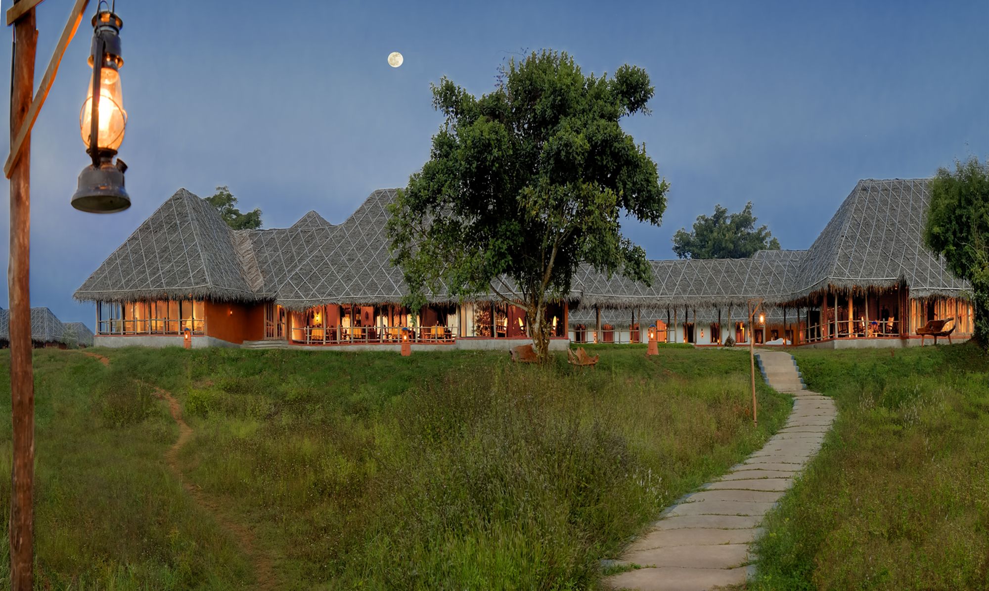 Evolve Back Kuruba Safari Lodge in Nagarhole Nationalpark: Main Building Waterfront