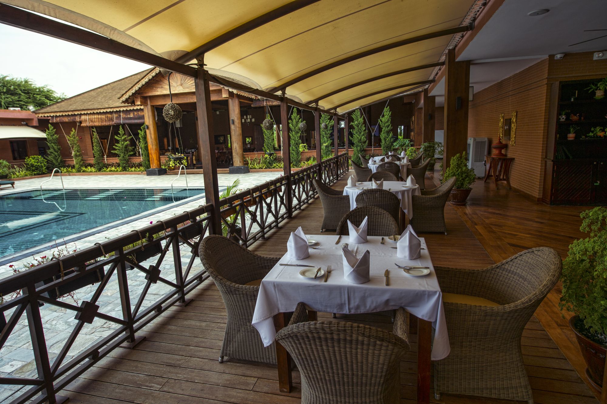 Bagan Lodge: Restaurant by the pool