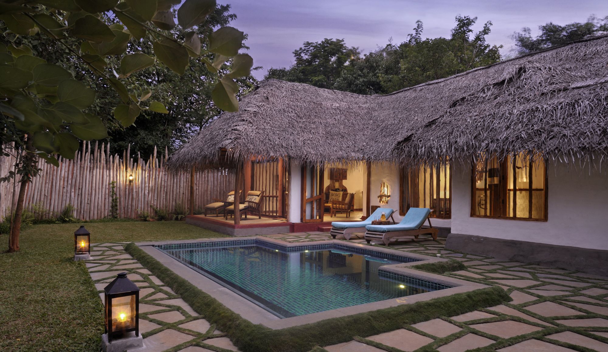 Evolve Back Kuruba Safari Lodge in Nagarhole Nationalpark: Pool Hut | courtyard
