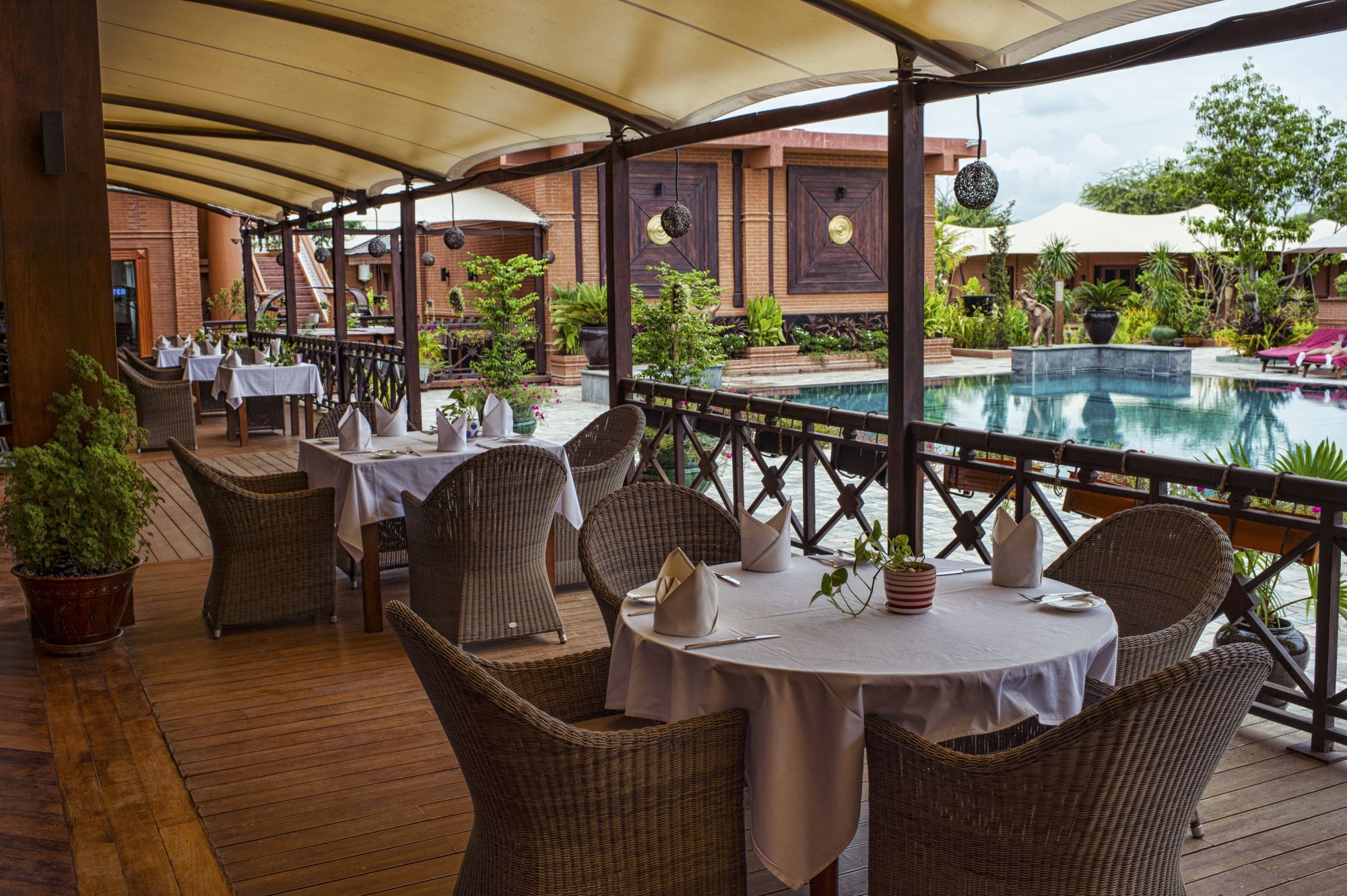 Bagan Lodge: Restaurant by the pool