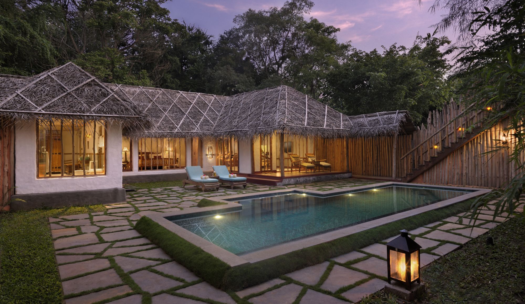 Evolve Back Kuruba Safari Lodge in Nagarhole Nationalpark: Pool Reserve | Courtyard