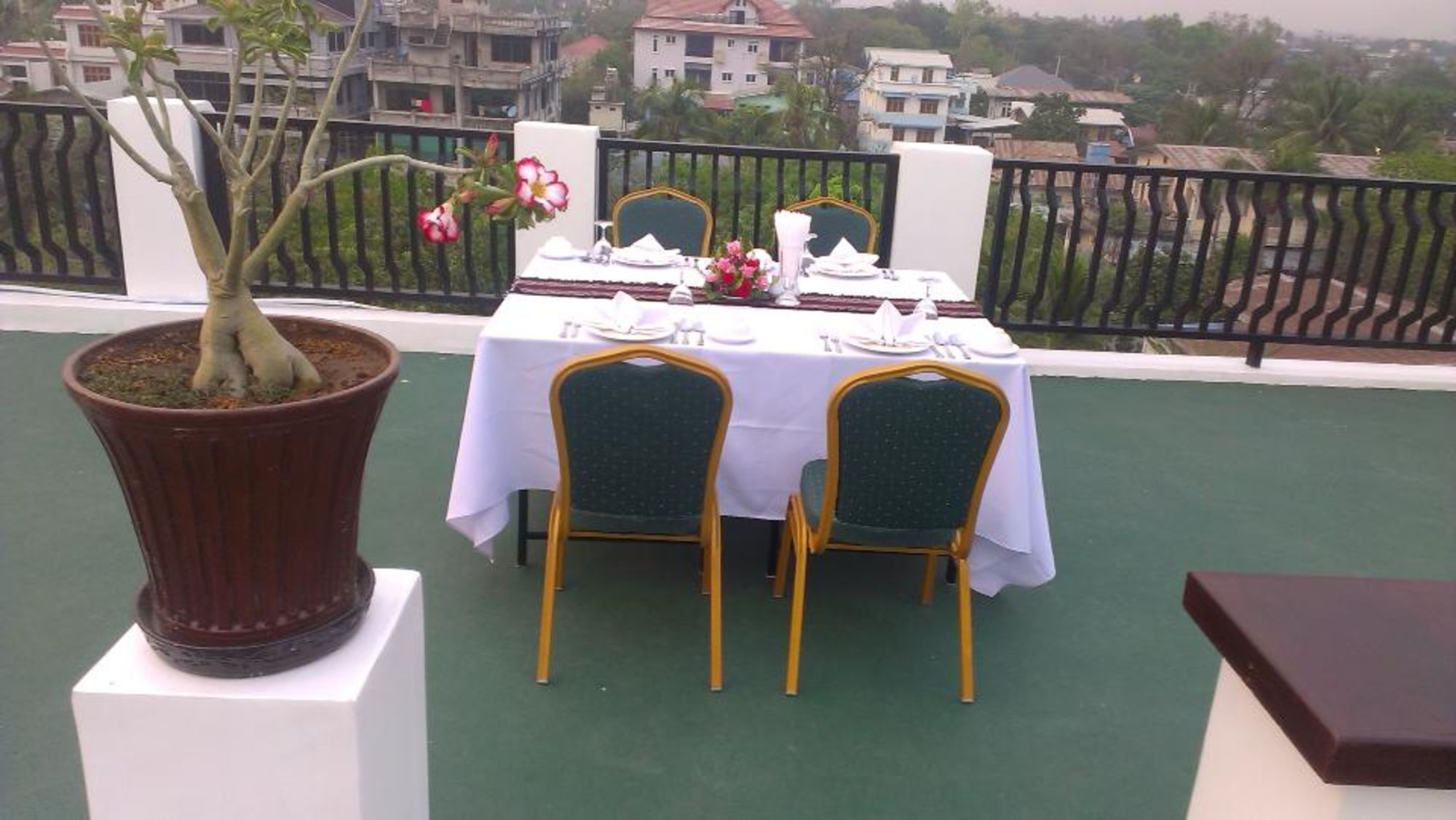 Yadanarpon Dynasty in Mandalay: Roof Top