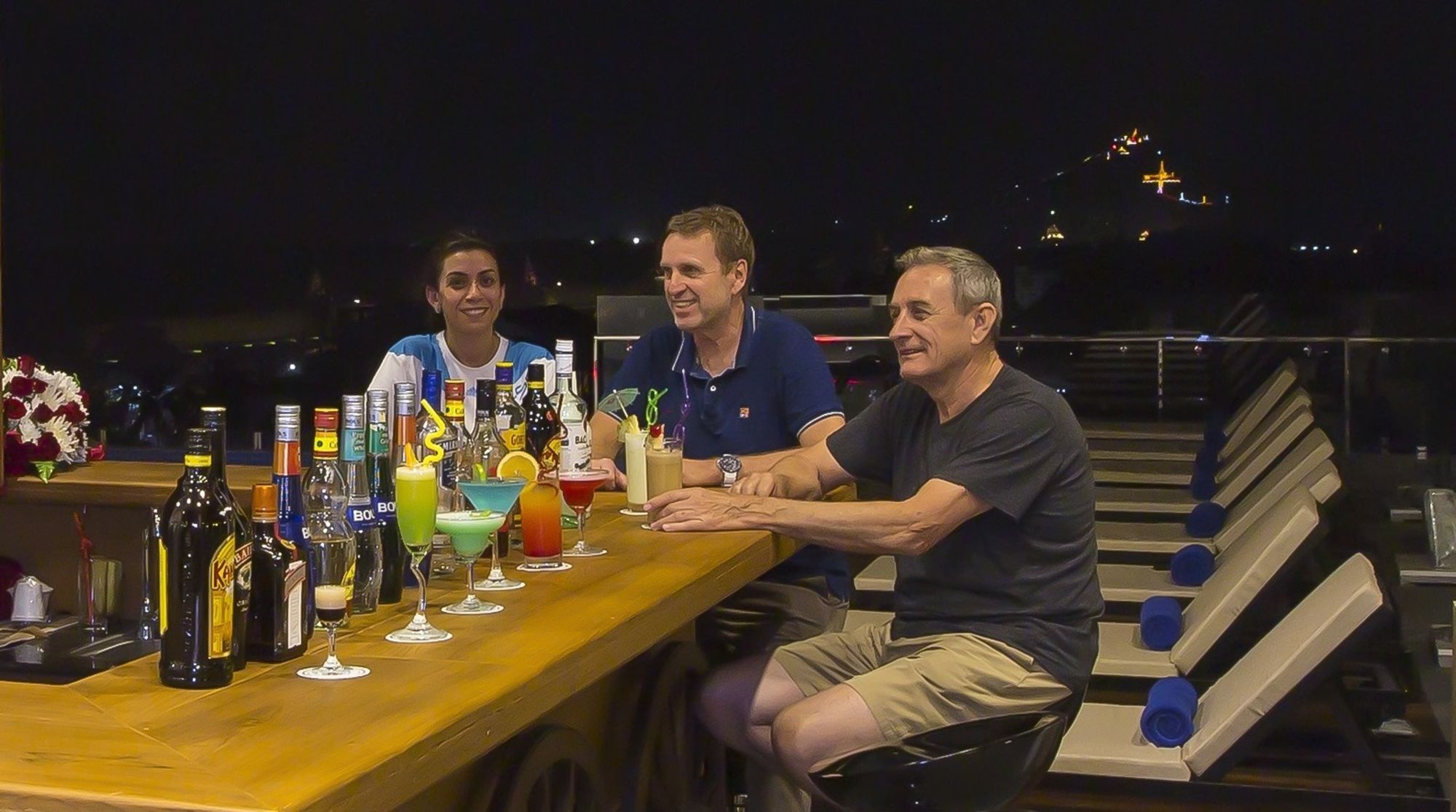 Yadanarpon Dynasty in Mandalay: Roof Top Bar