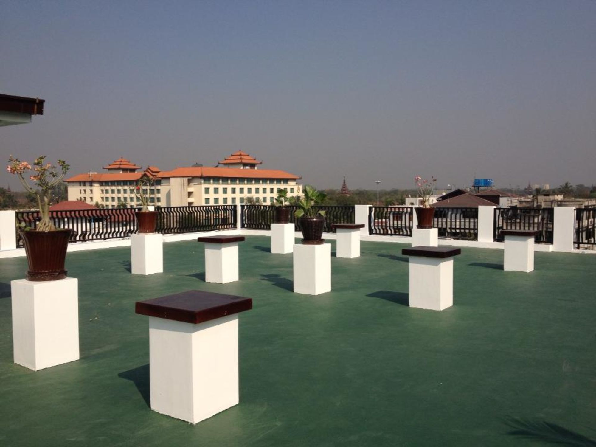 Yadanarpon Dynasty in Mandalay: Roof Top