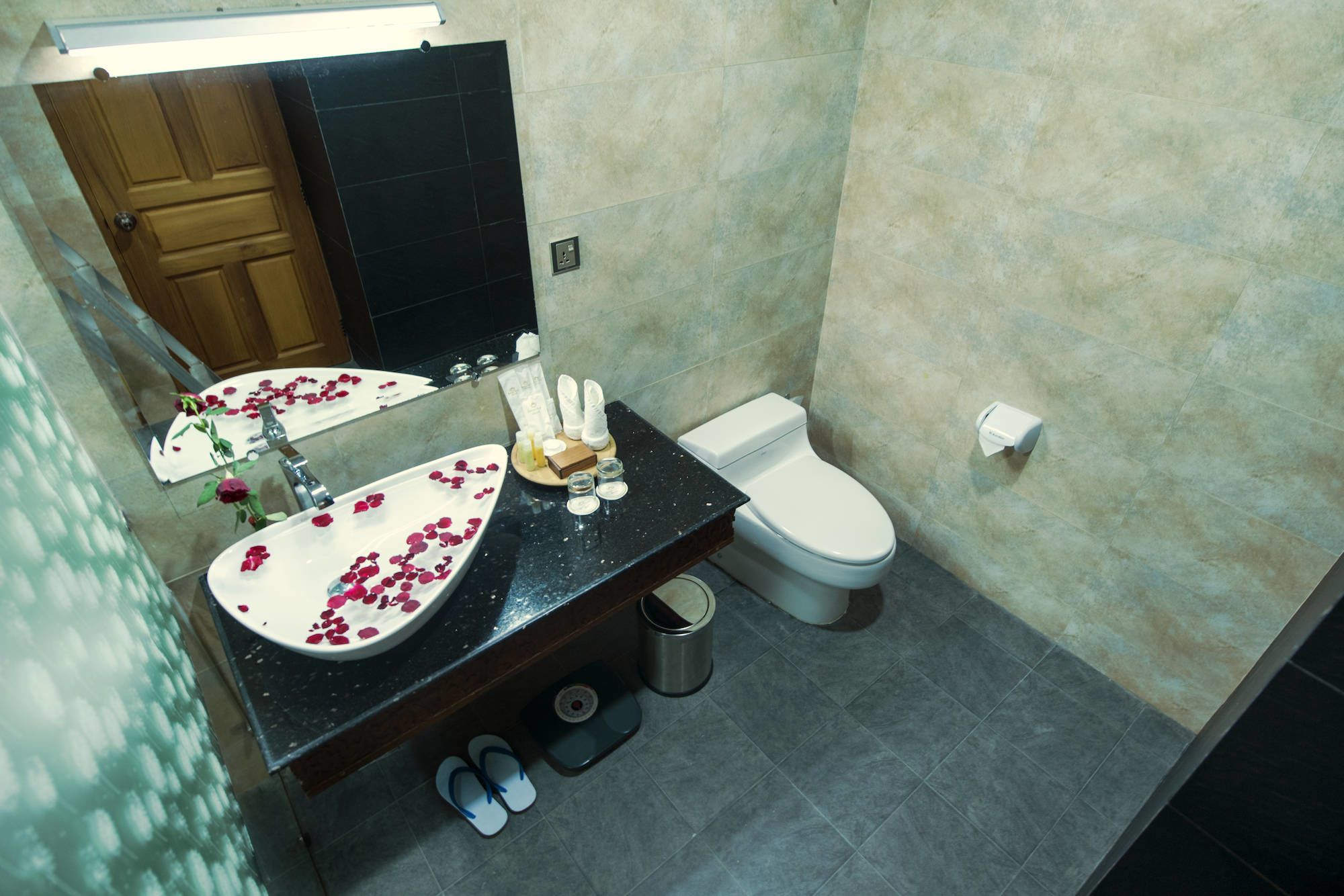 Yadanarpon Dynasty in Mandalay: Villa | Bath Room