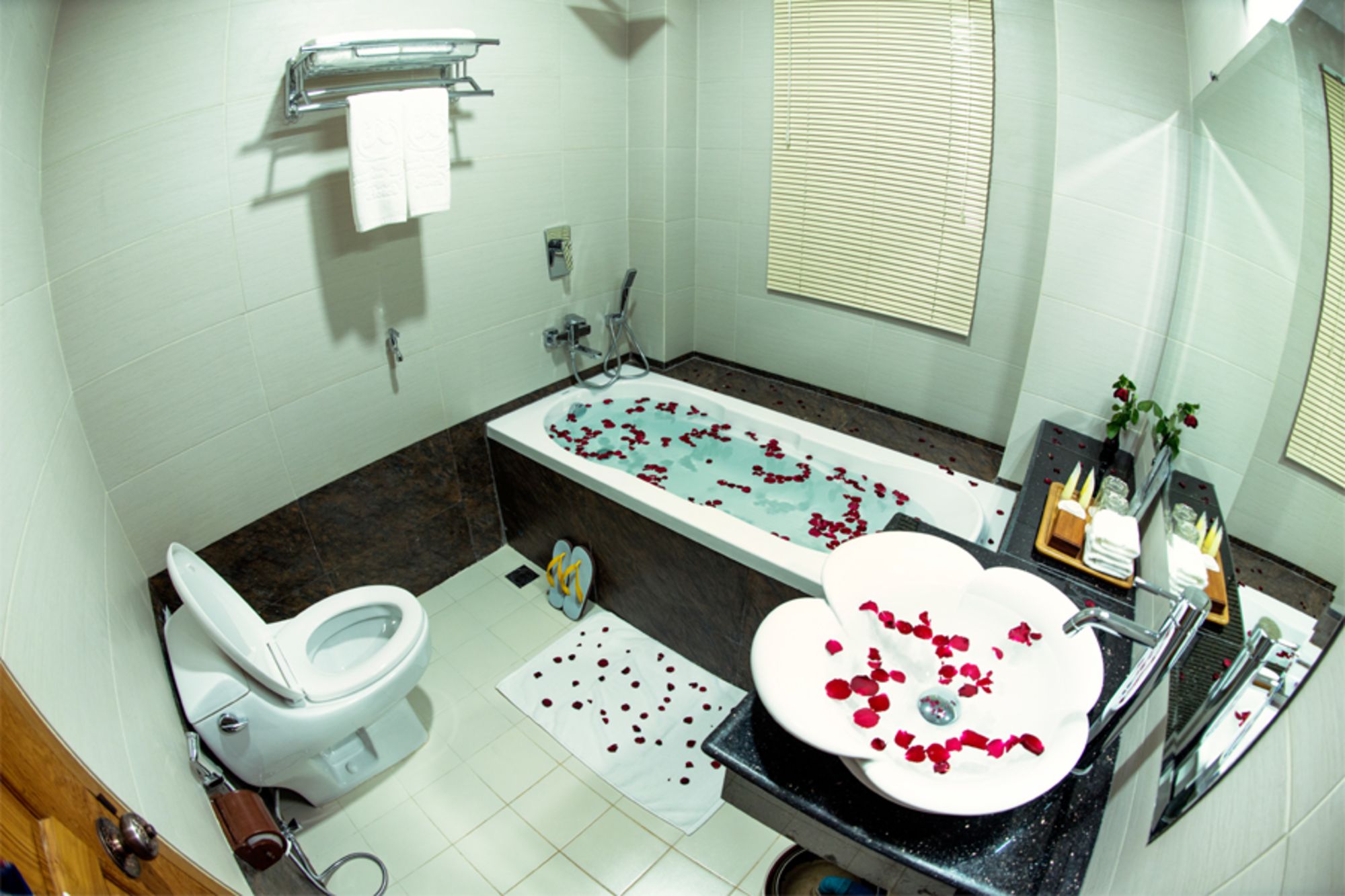 Yadanarpon Dynasty in Mandalay: Deluxe | Bath Room