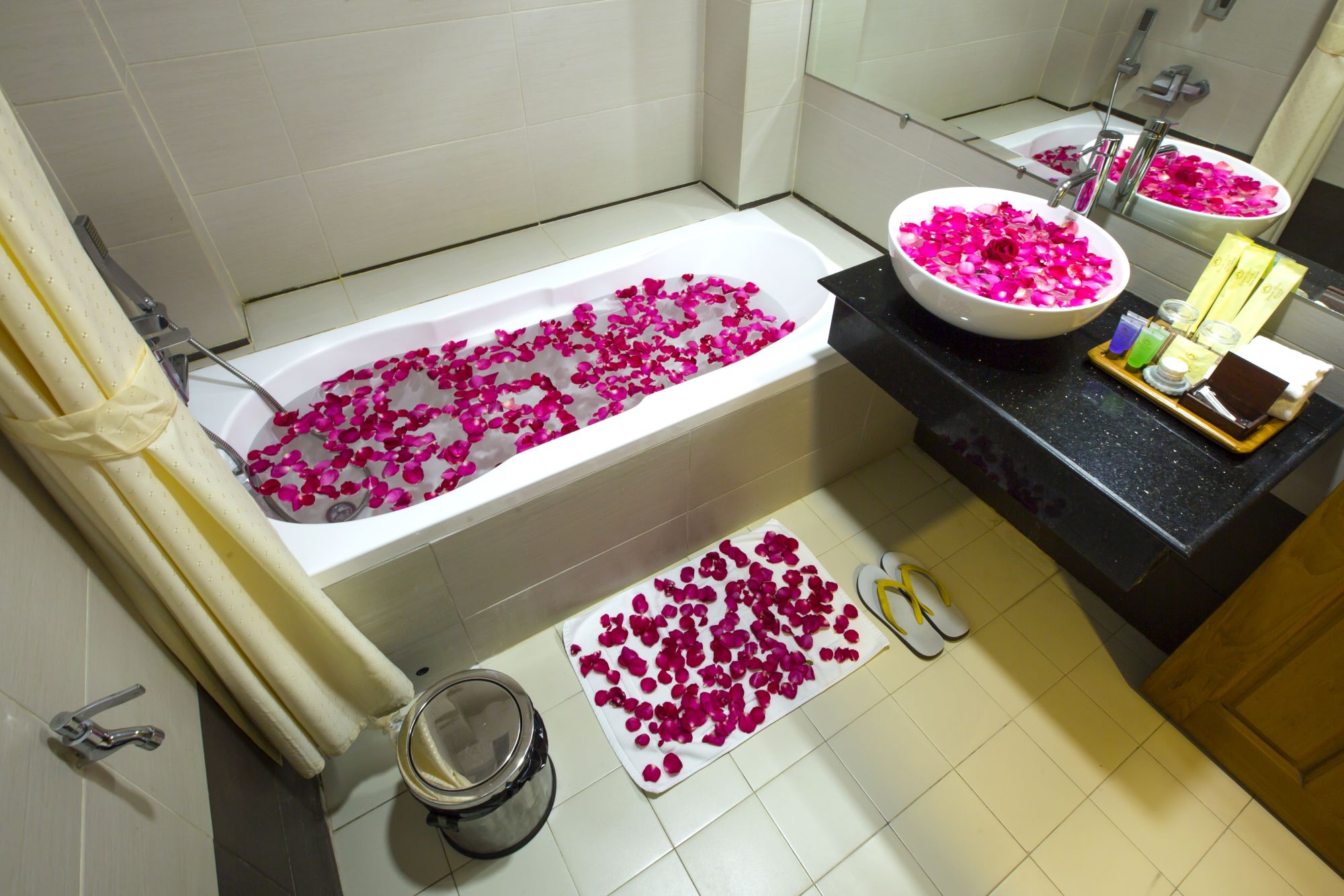 Yadanarpon Dynasty in Mandalay: Deluxe | Bathroom