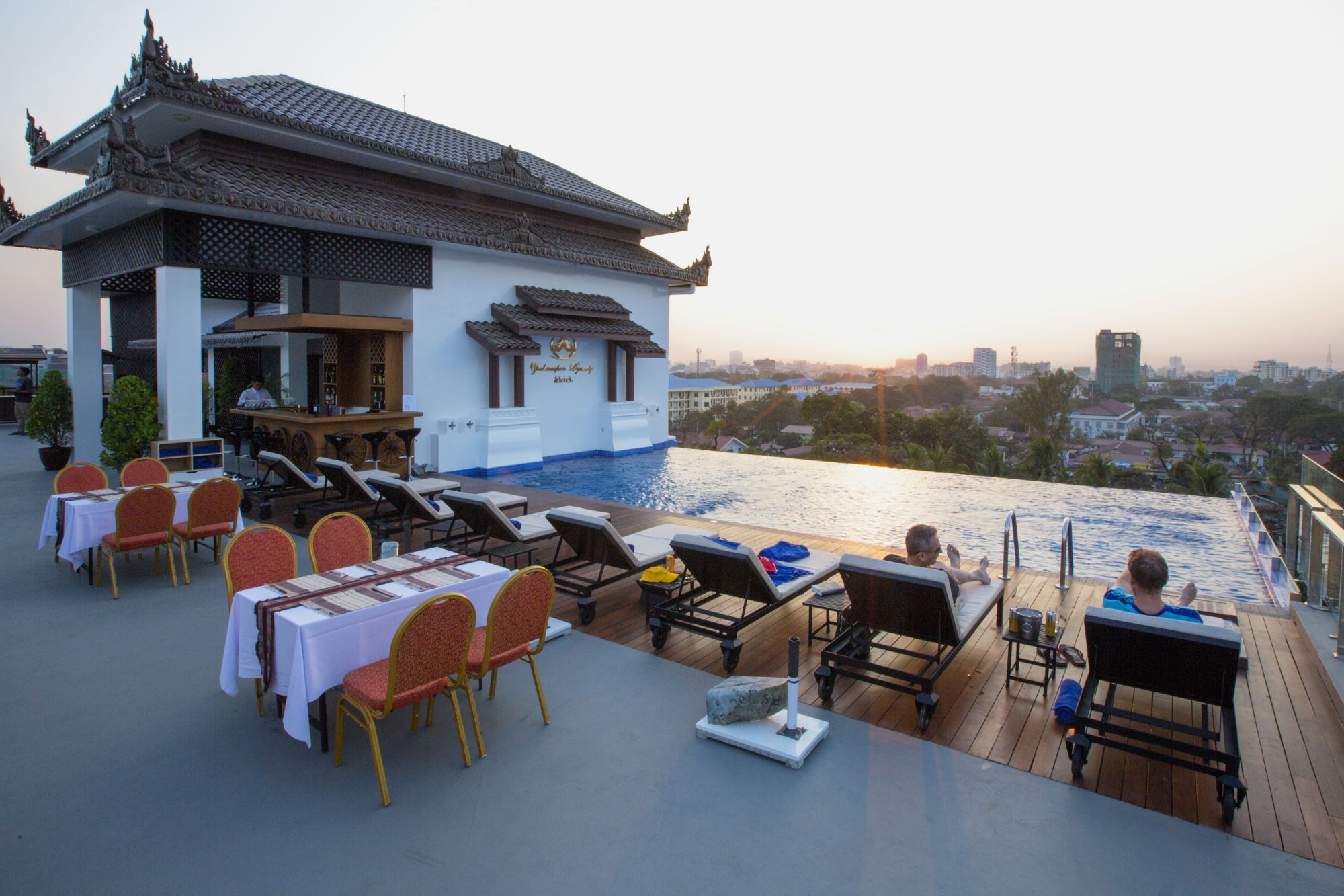 Yadanarpon Dynasty in Mandalay: Hotel from outside