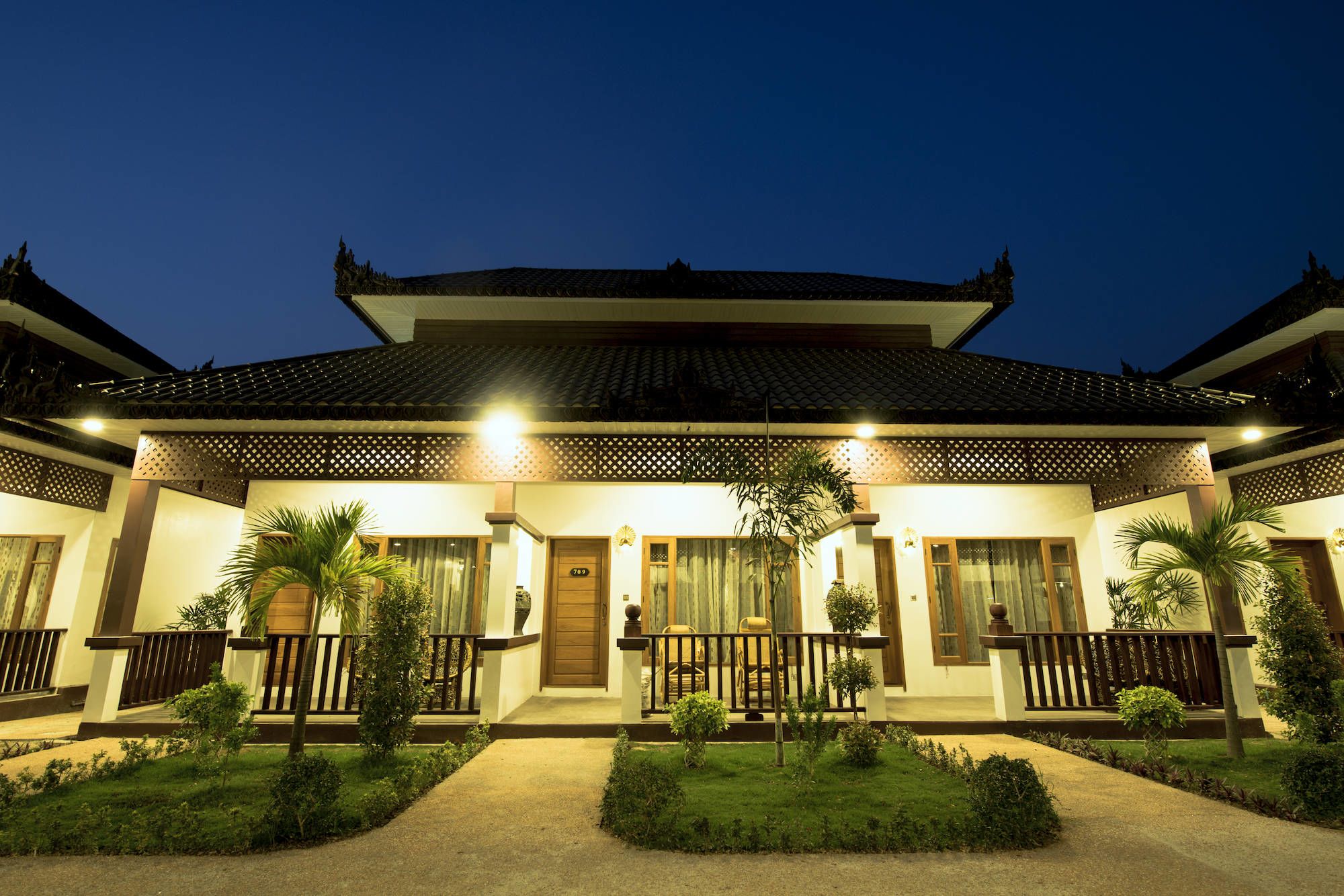 Yadanarpon Dynasty in Mandalay: Villa | from outside by night