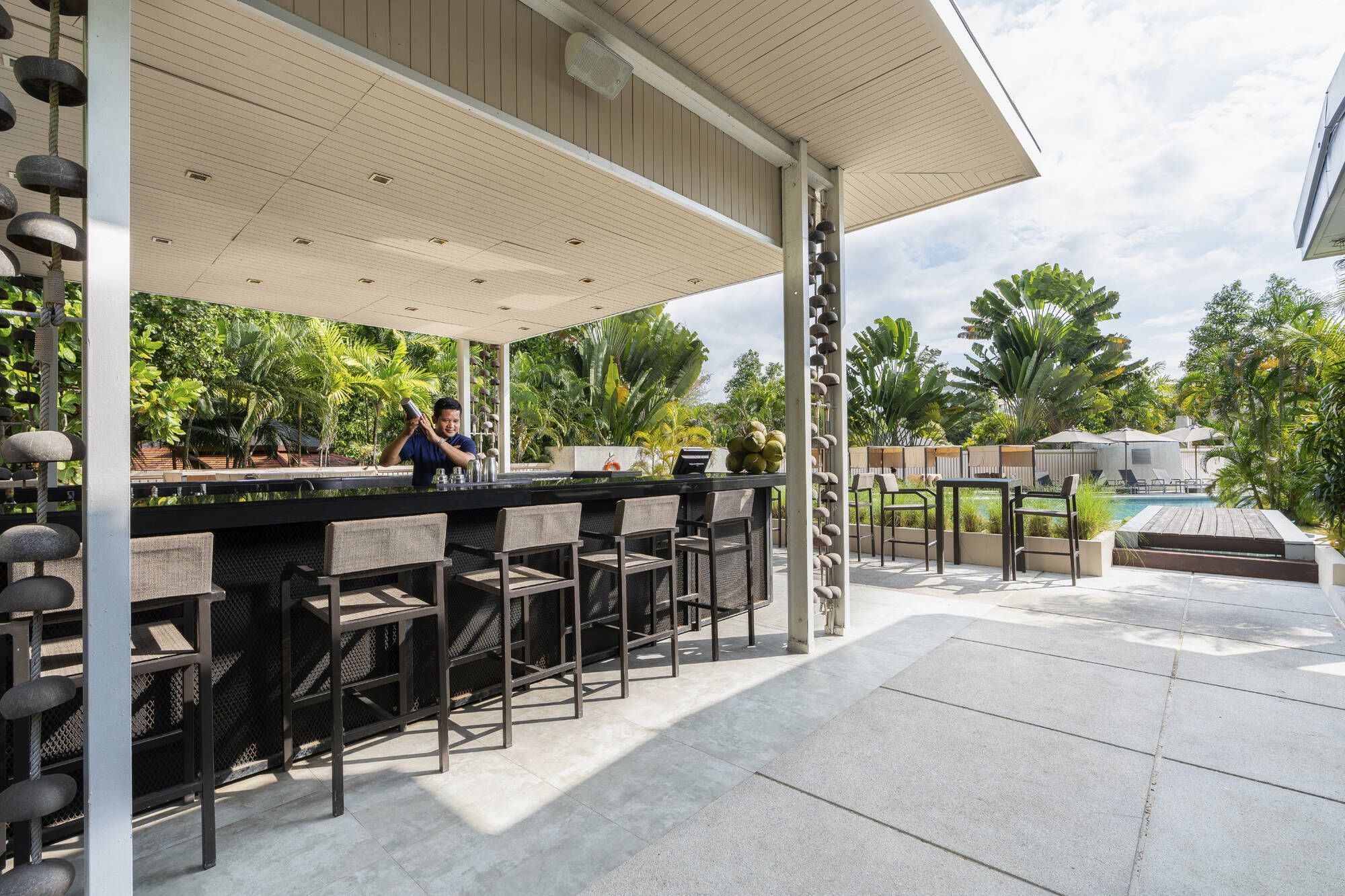 Dewa Phuket Resort & Villas: Pool Bar