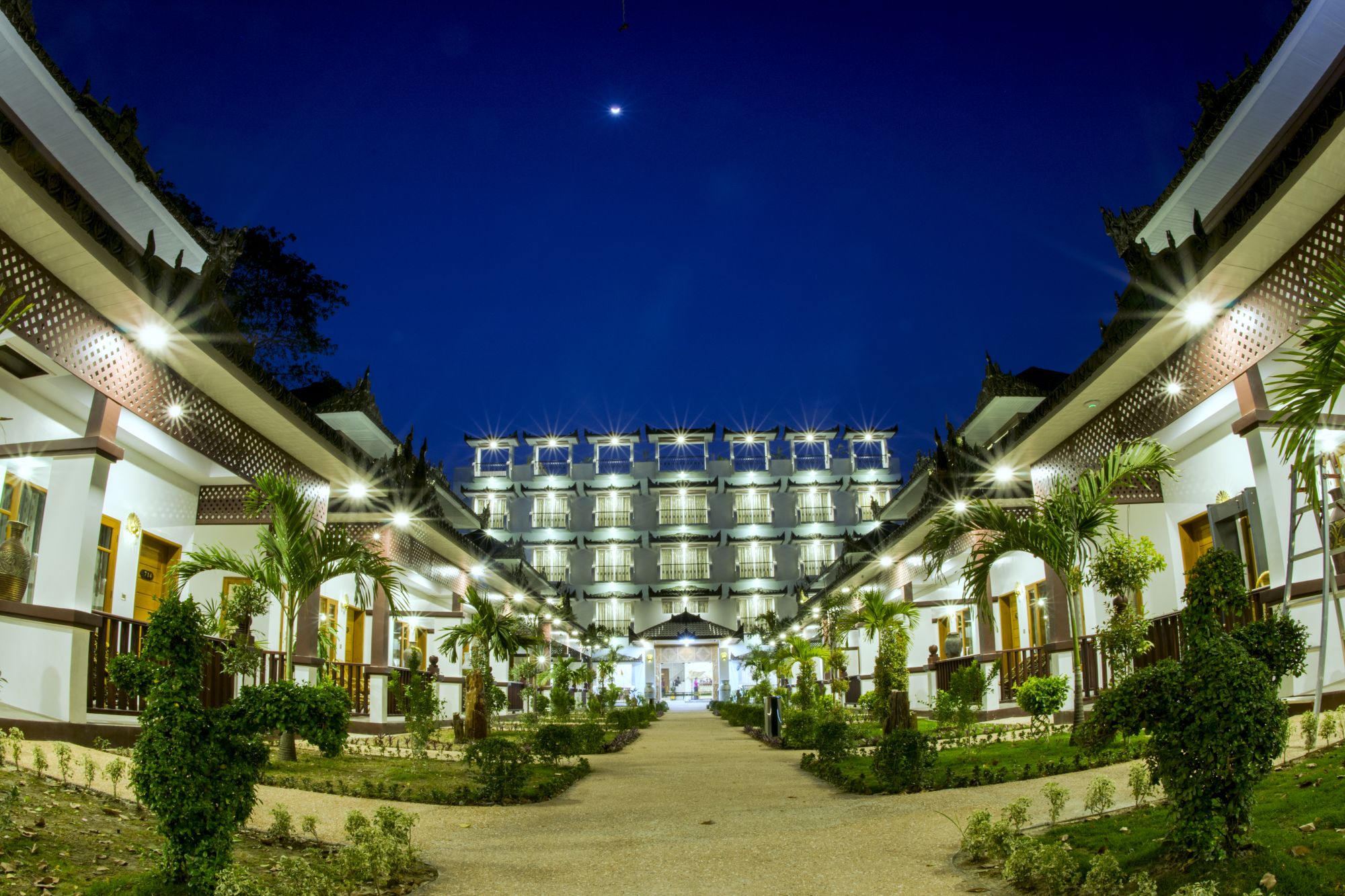 Yadanarpon Dynasty in Mandalay: Hotel Front View