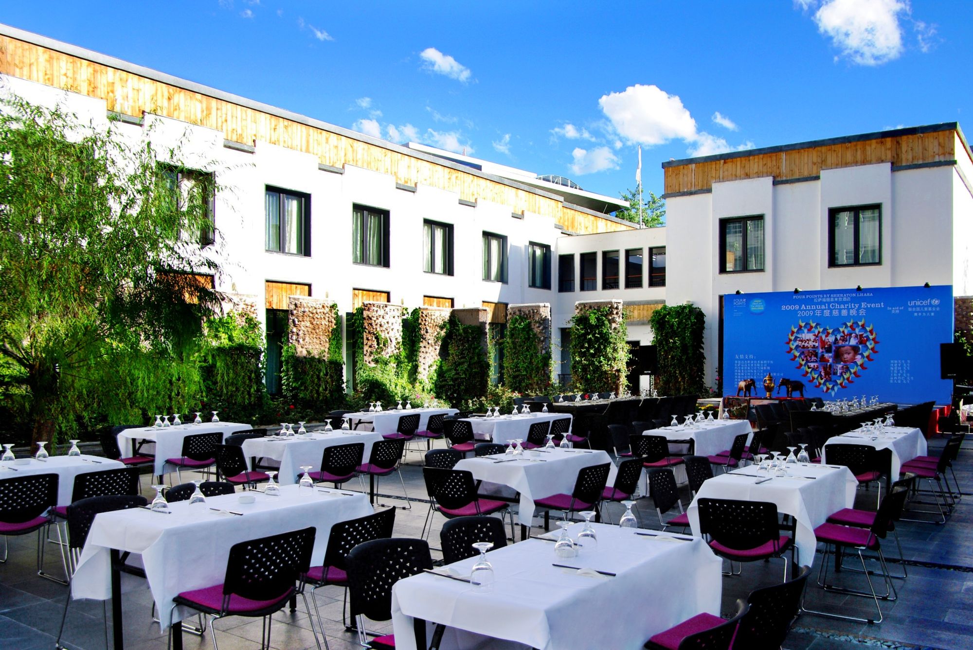 Four Points by Sheraton in Lhasa:  Restaurant outside