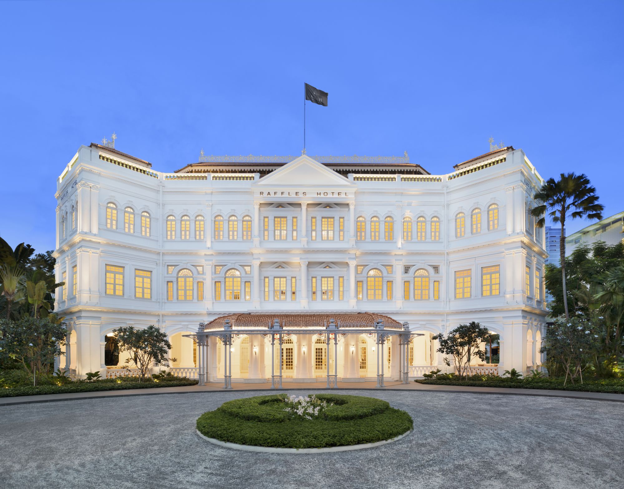 Raffles Singapore à Singapour: Hotel Facade Twilight