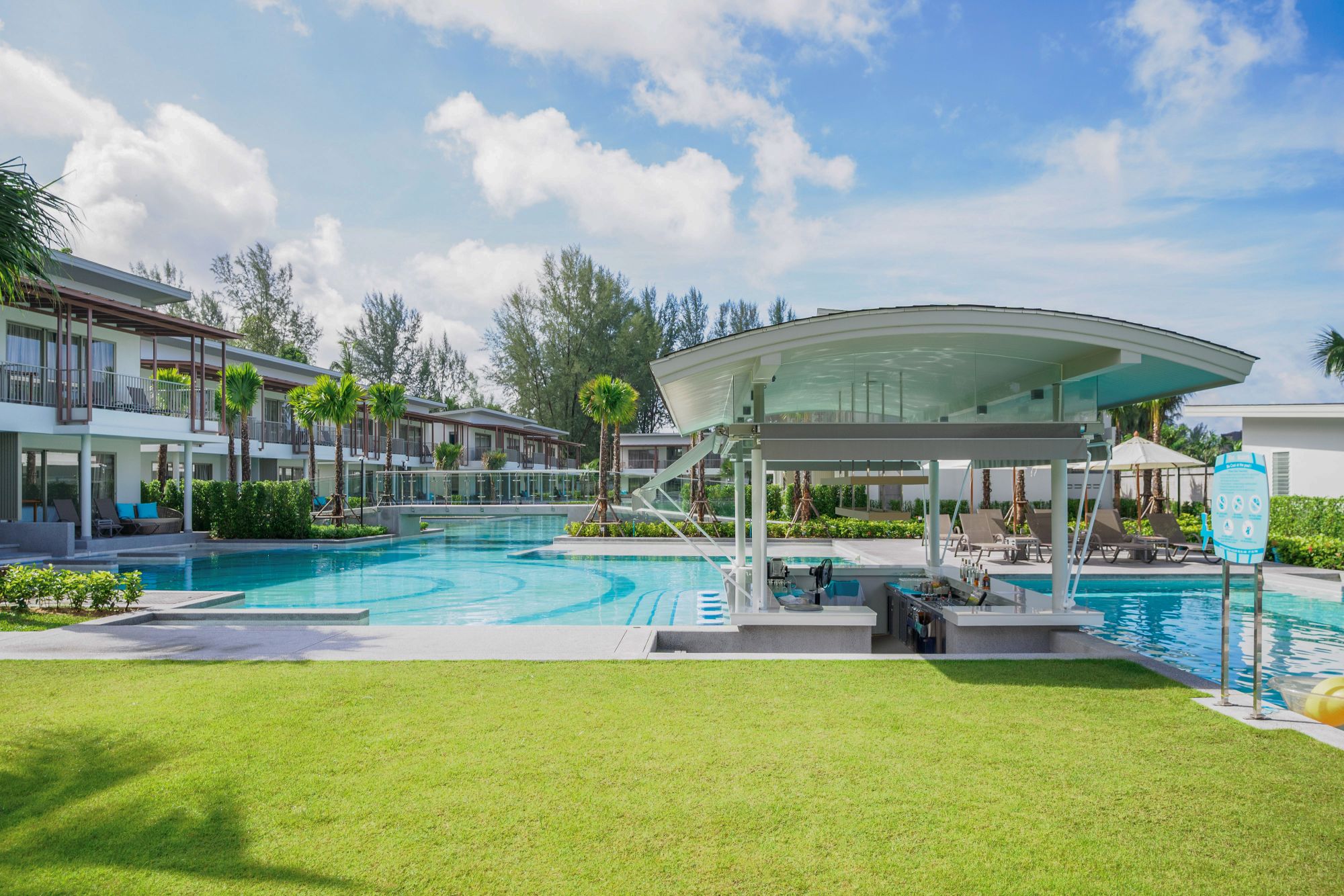 The Waters Khao Lak by Katathani: f&b: Splash Bar