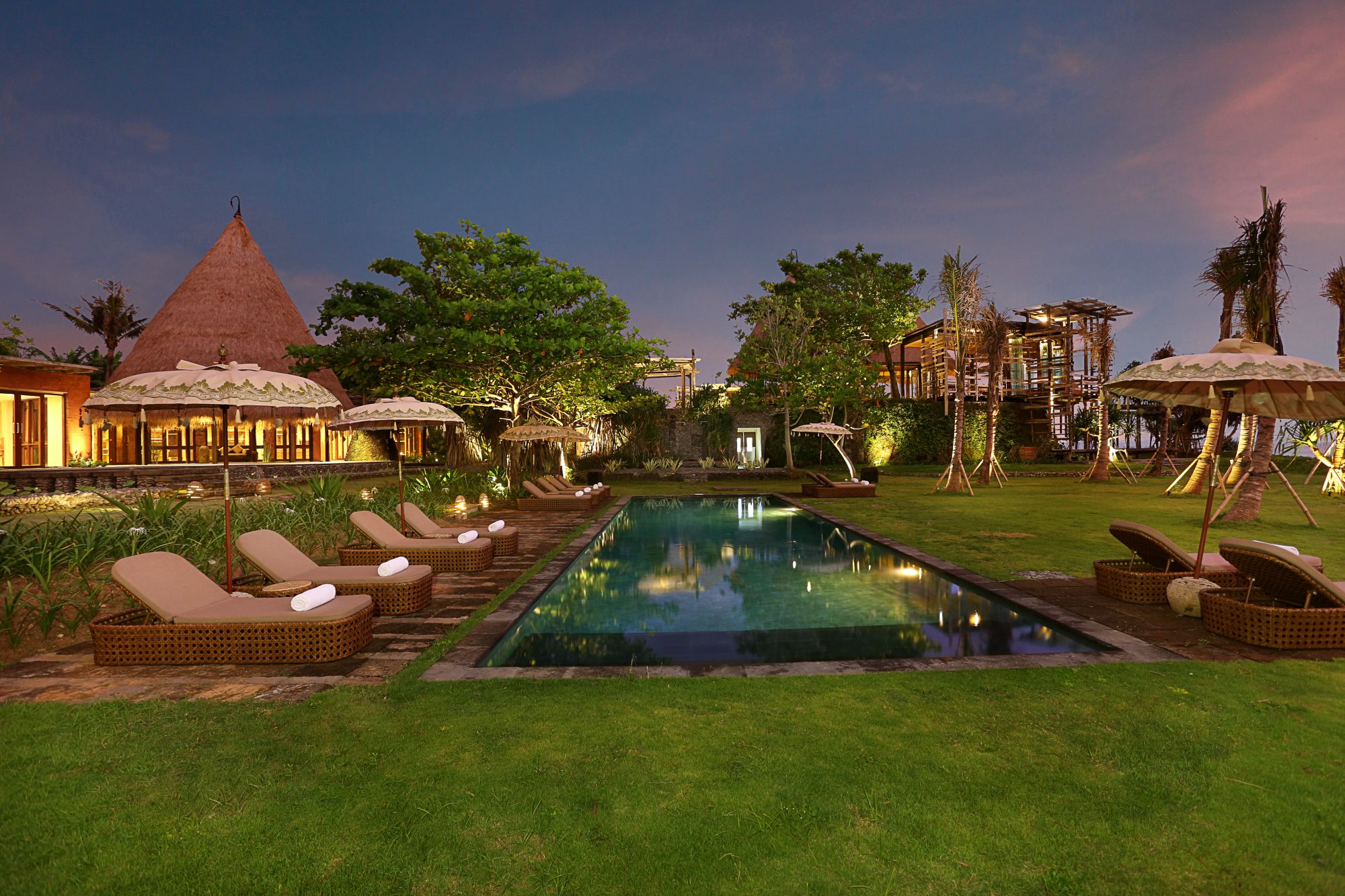 WakaGangga in Südbali: Swimming pool at sunset