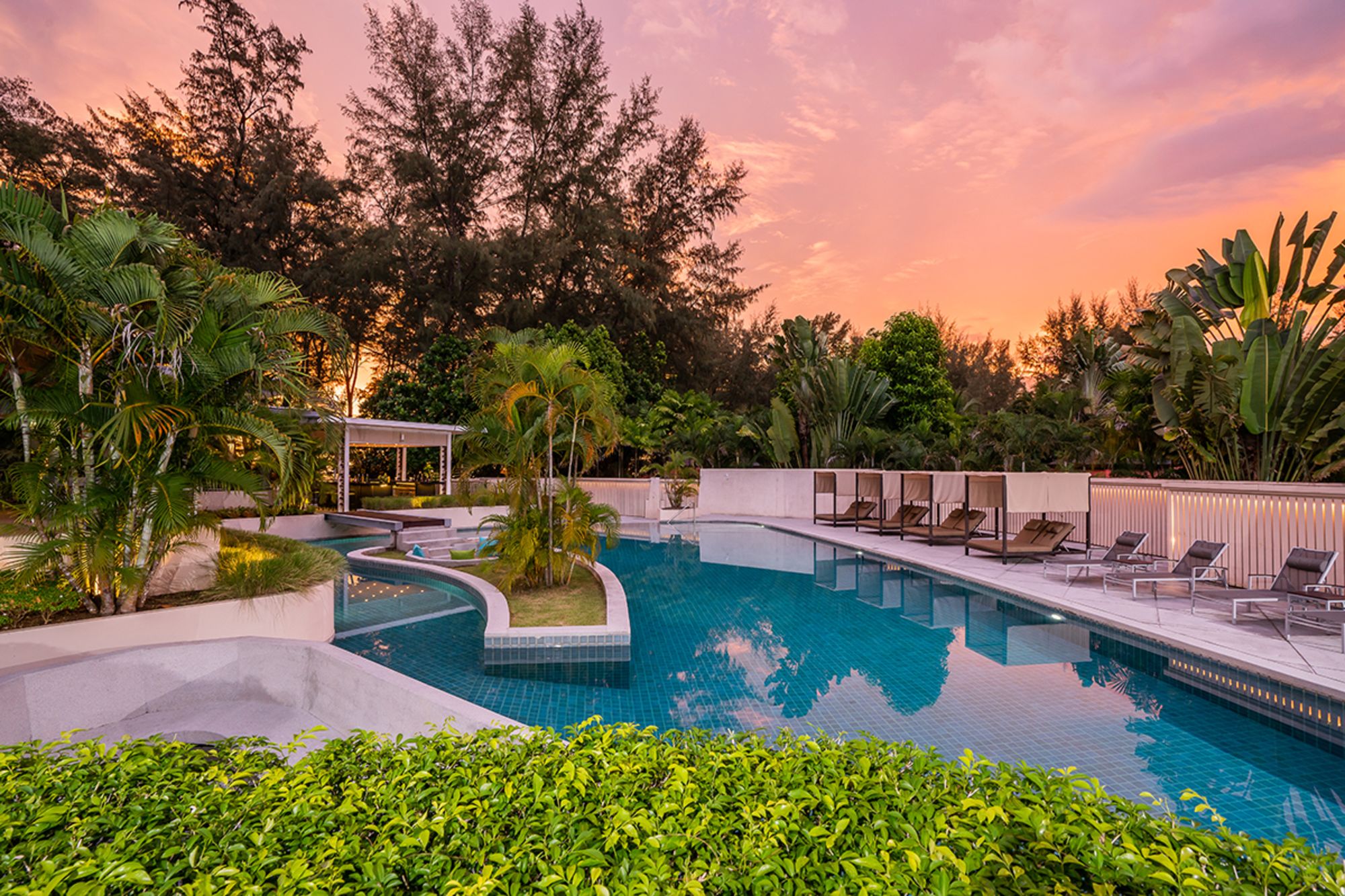 Dewa Phuket Resort & Villas: Swimming Pool at Sunset