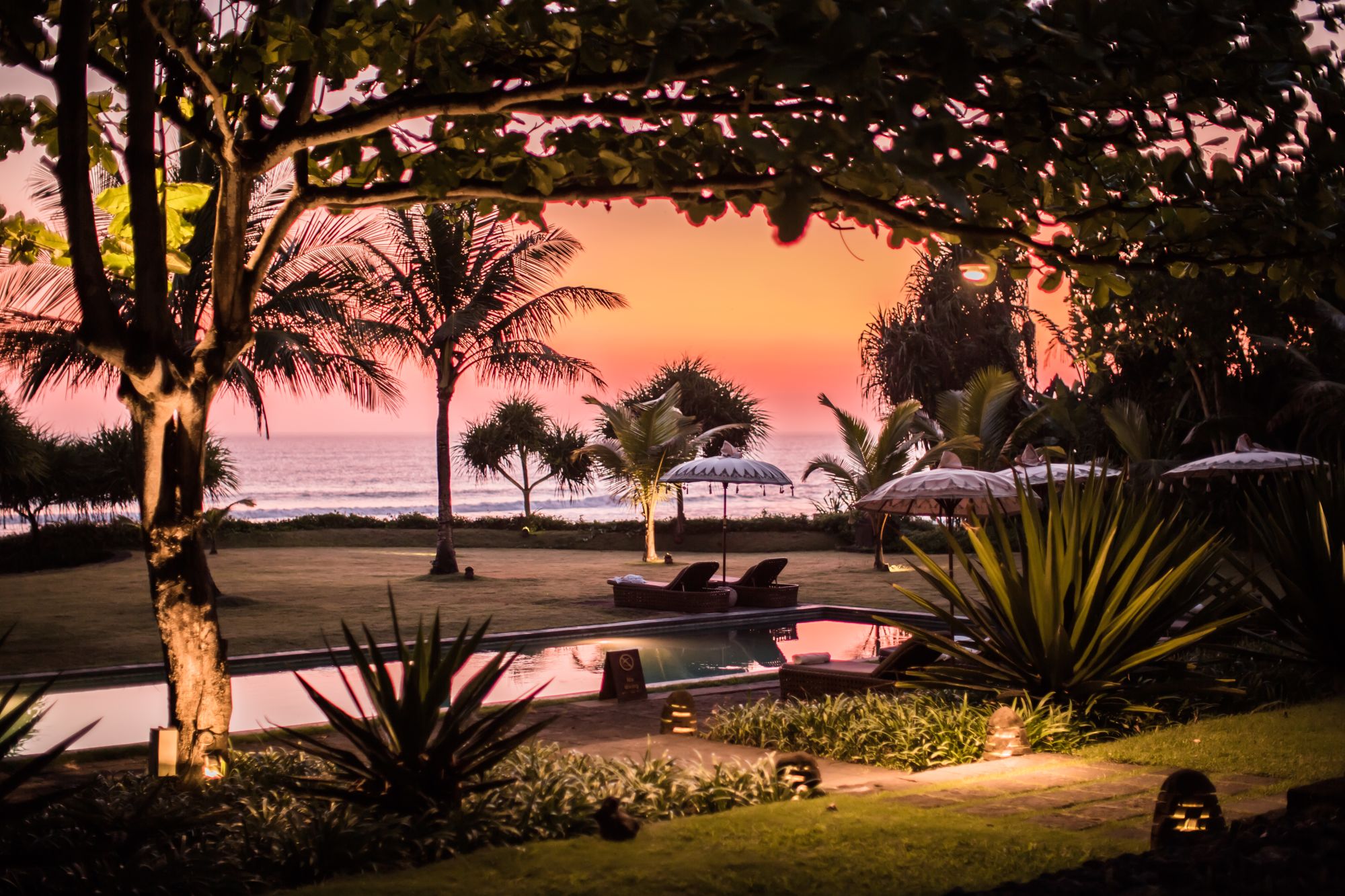 WakaGangga in Südbali: Swimming pool at sunset