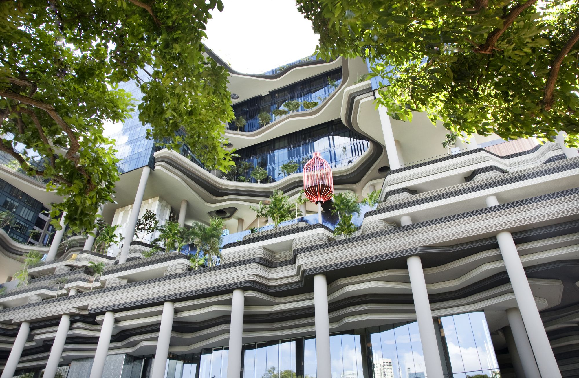 Parkroyal Collection Pickering in Singapur:  Hanging Red Cabana (vertical)
