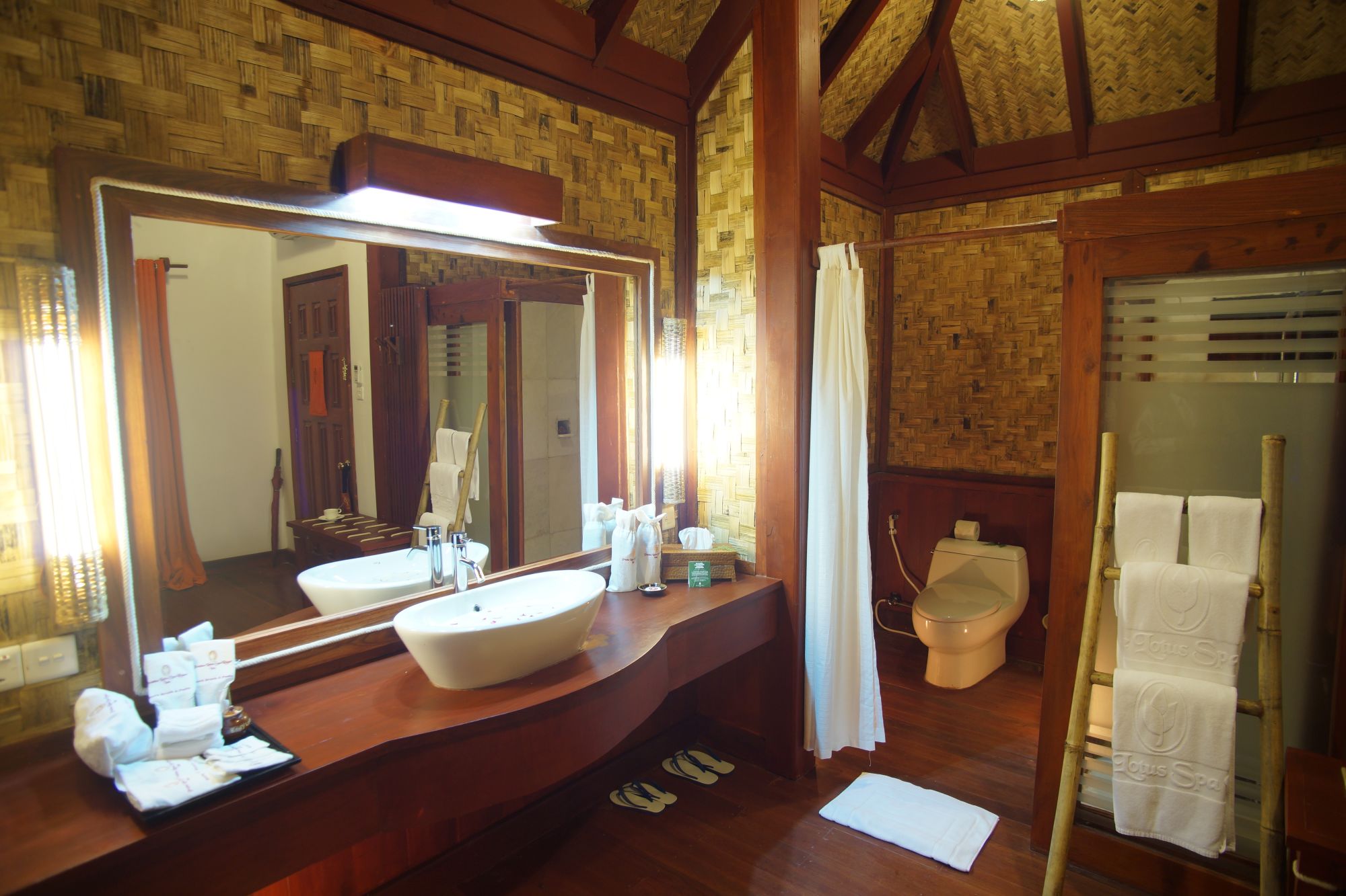 Pristine Lotus Resort à Lac Inle:  Floating Cottage | DressingTable and Toilet
