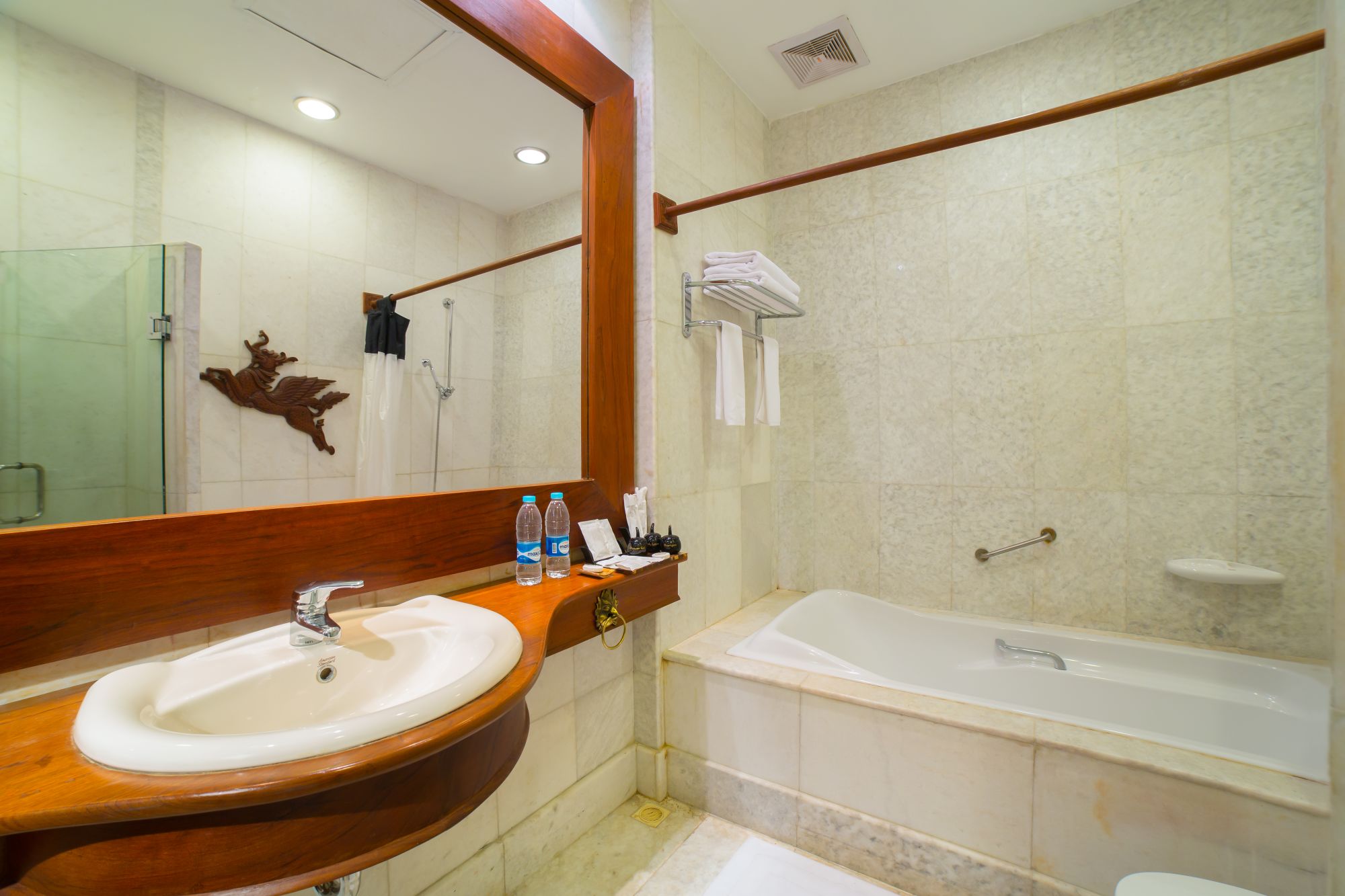 The Hotel @ Tharabar Gate in Bagan: Deluxe | Bathroom