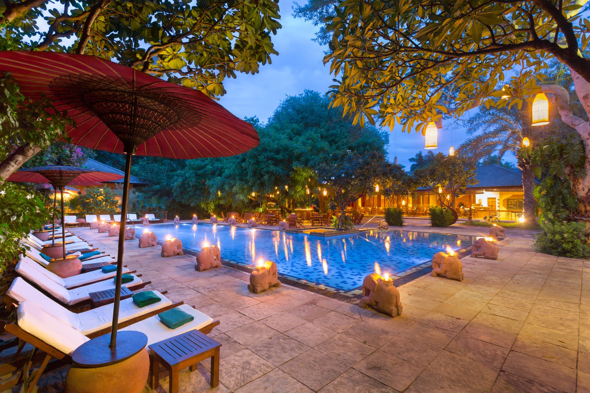 The Hotel @ Tharabar Gate in Bagan: Swimming Pool at the evening