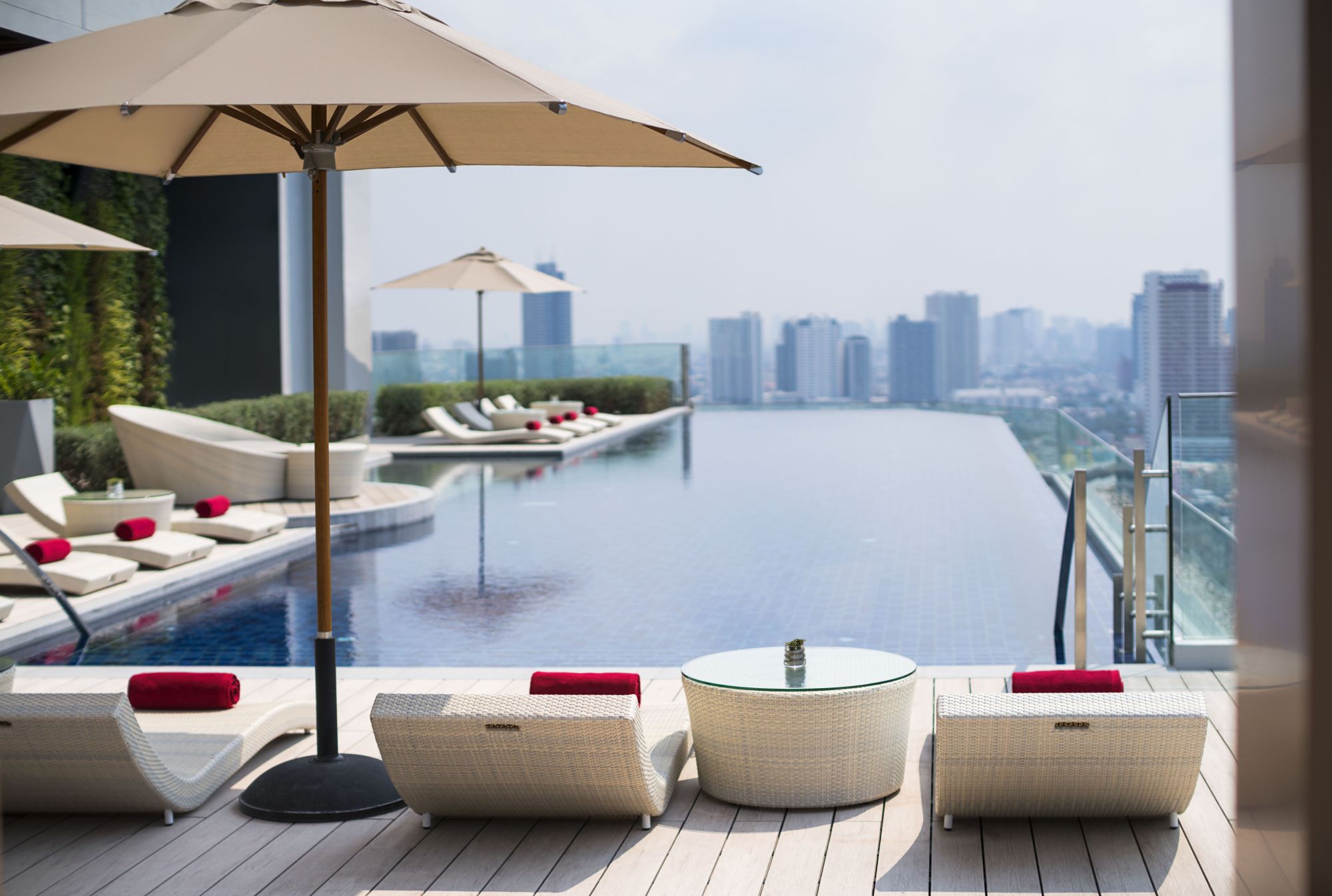 AVANI+ Riverside Bangkok Hotel: Swimming Pool