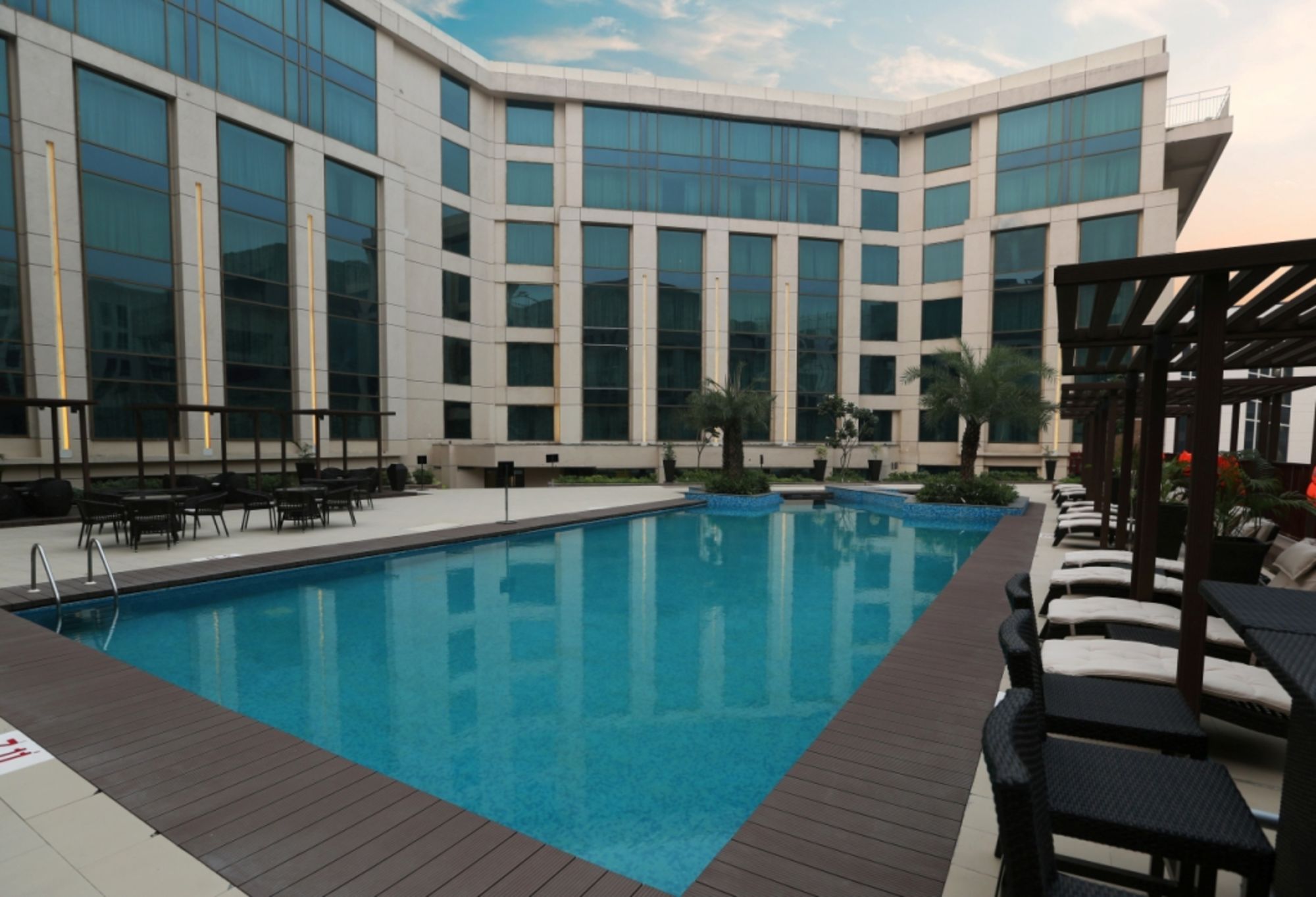 Pride Plaza Hotel Aerocity in Delhi: Swiming Pool